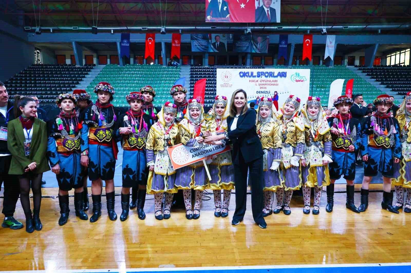 Halk oyunlarında okullar sahne aldı
