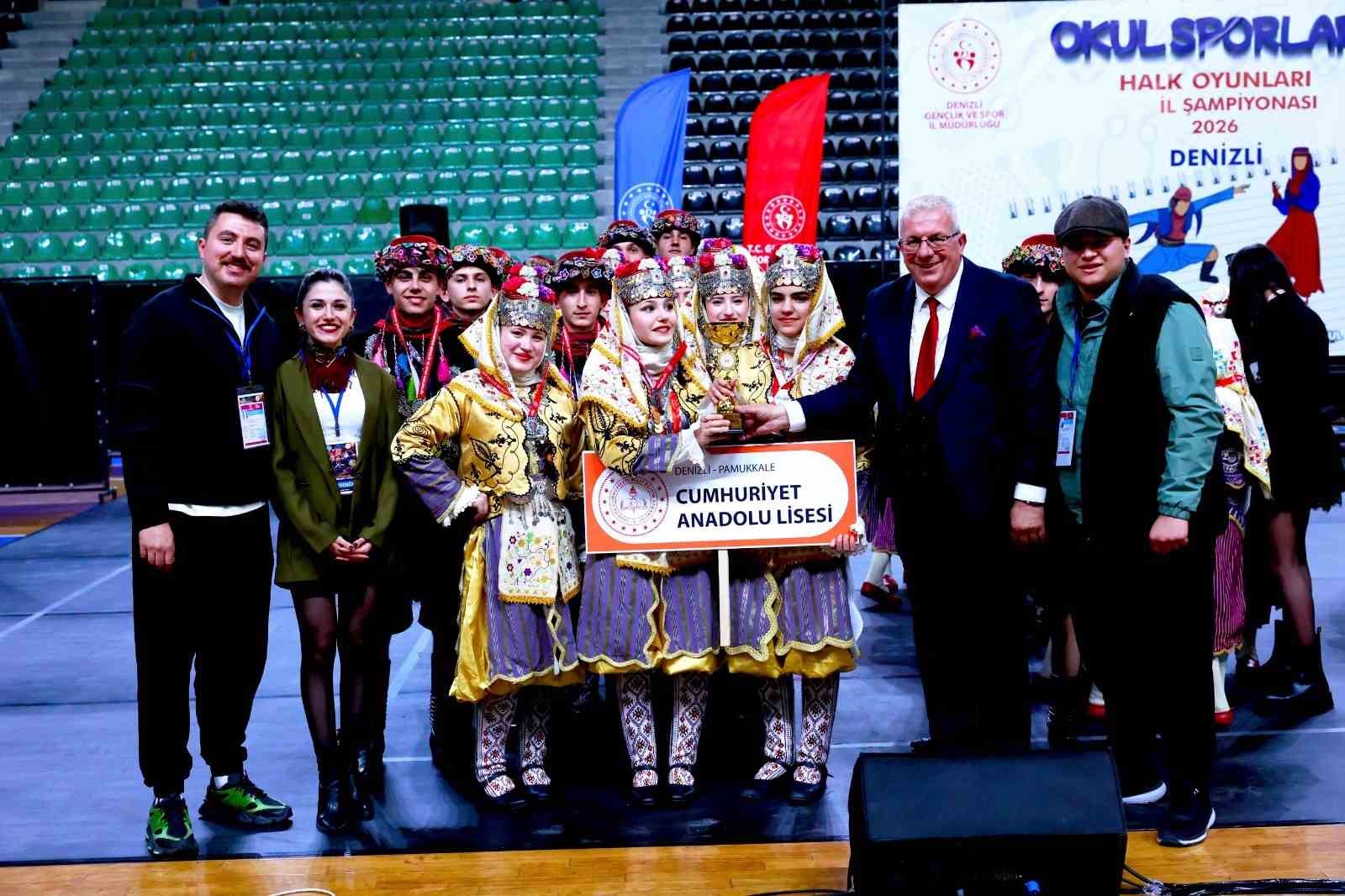 Halk oyunlarında okullar sahne aldı
