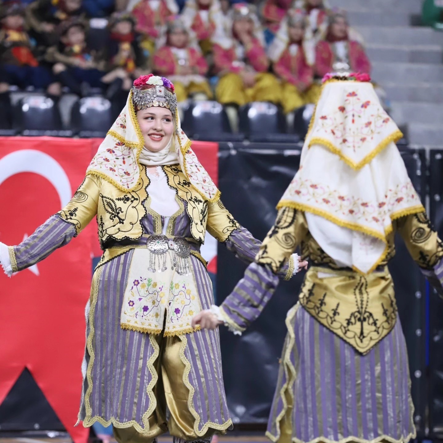 Halk oyunlarında sahne okulların
