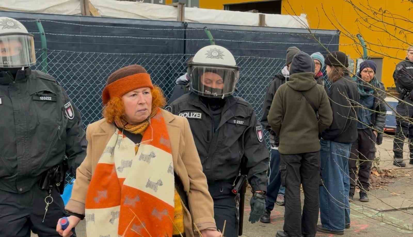 Hamburg’da ağaç kesimine karşı nöbet tutan eylemcilere polis müdahalesi
