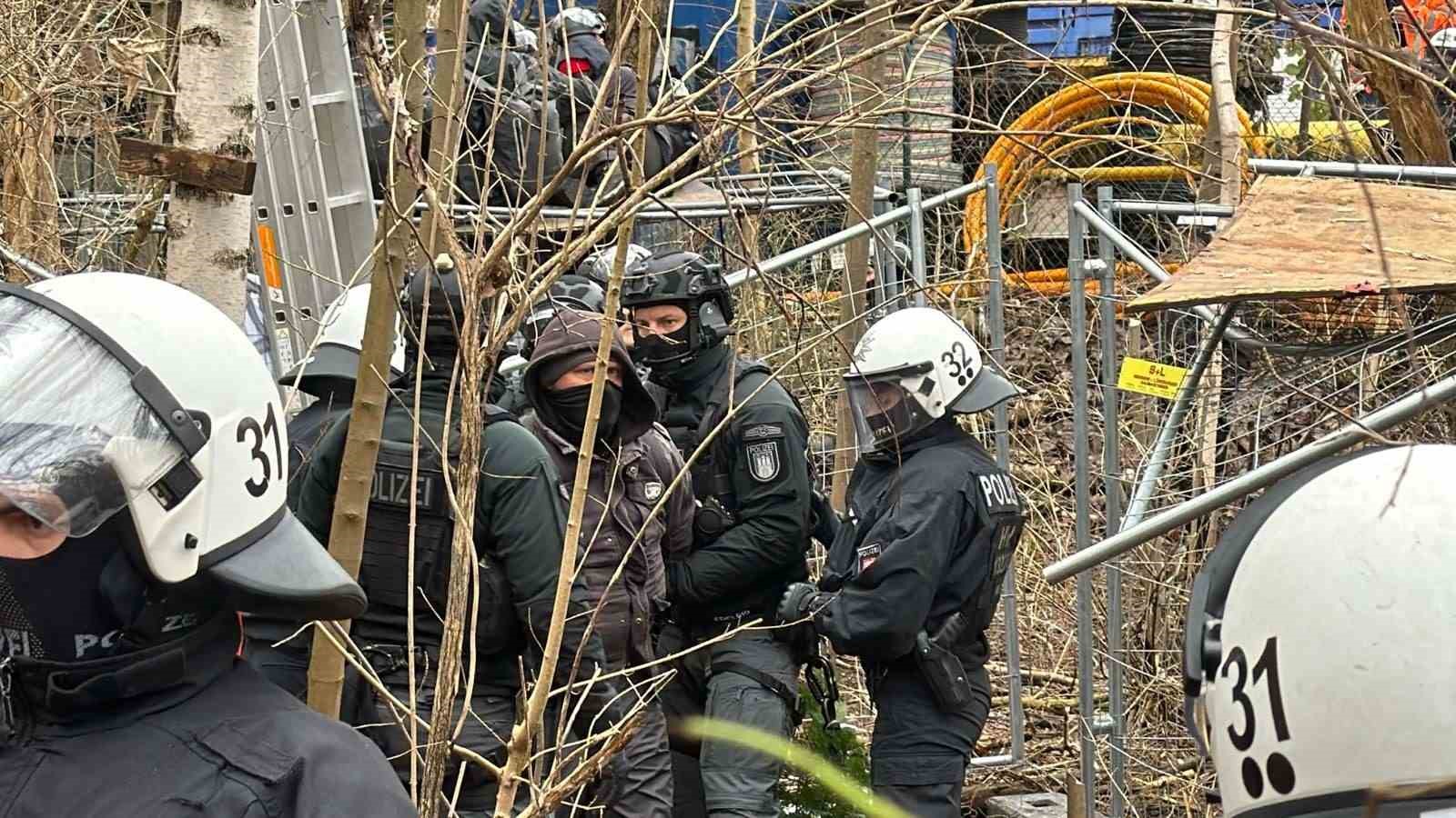 Hamburg’da ağaç kesimine karşı nöbet tutan eylemcilere polis müdahalesi
