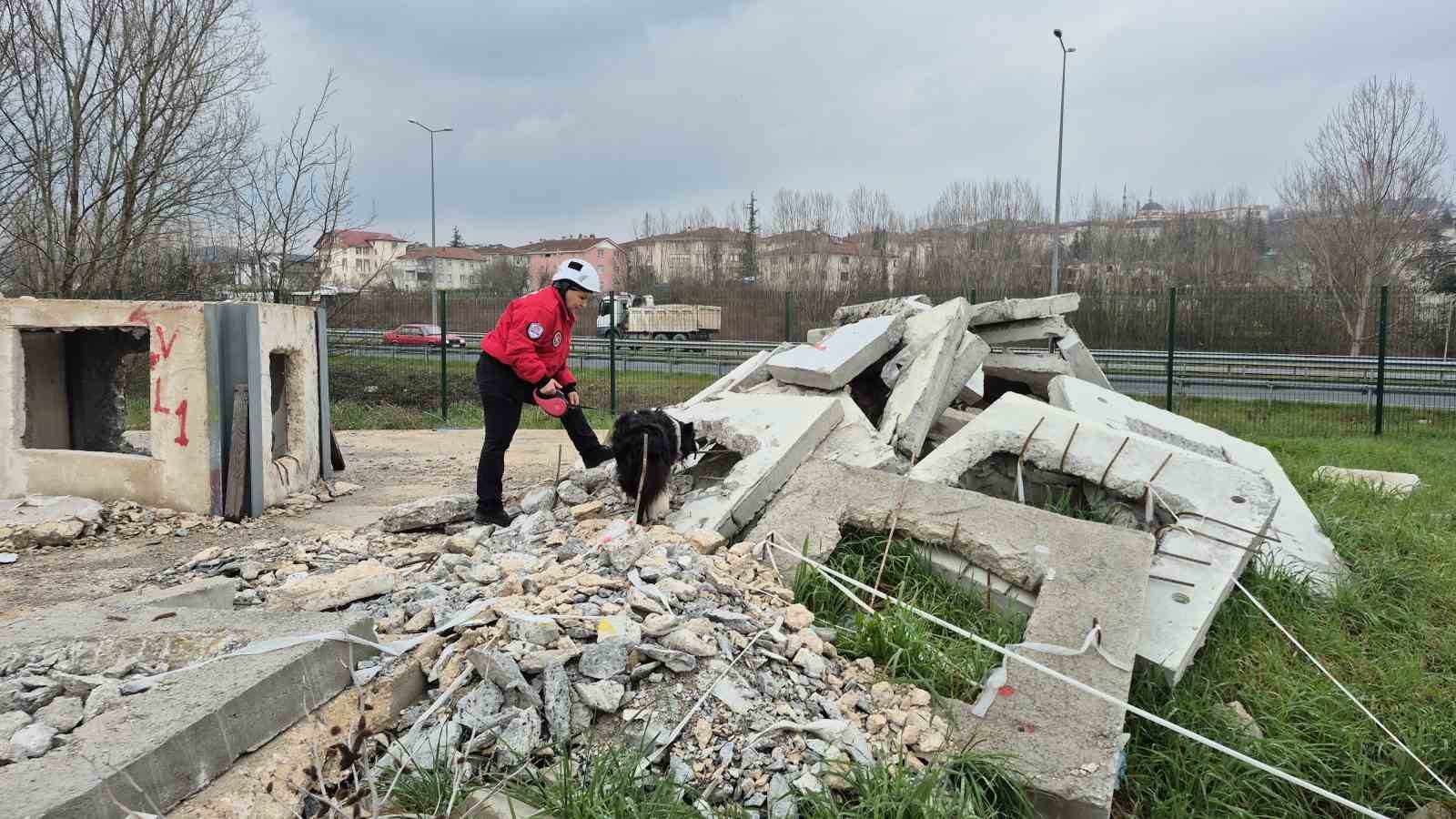 Hamileyken enkazda hayat kurtardı
