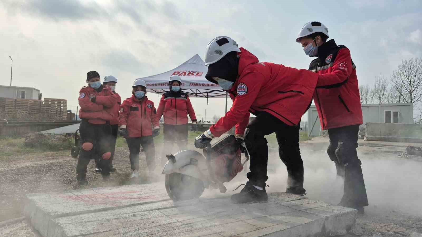 Hamileyken enkazda hayat kurtardı
