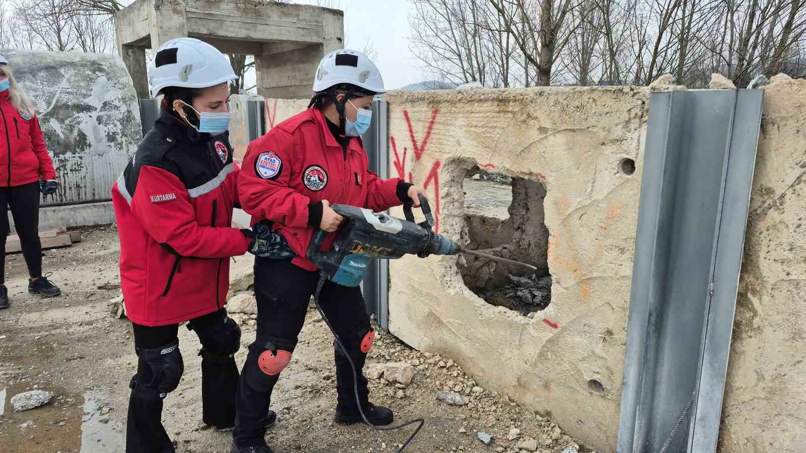 Hamileyken enkazda hayat kurtardı
