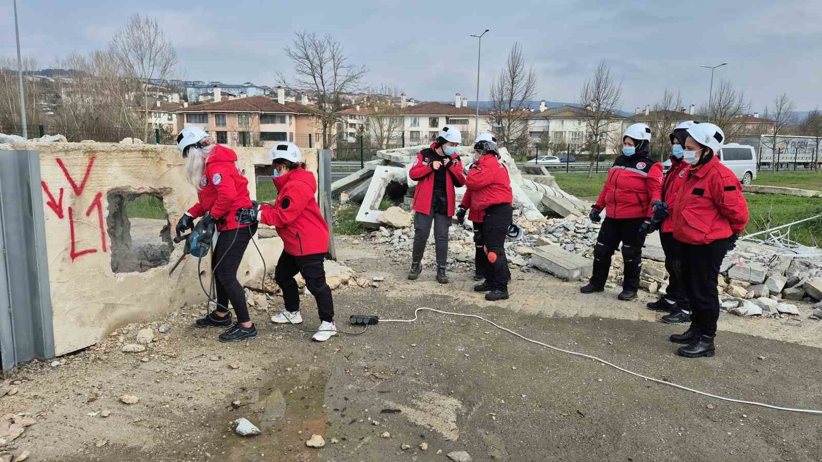 Hamileyken enkazda hayat kurtardı
