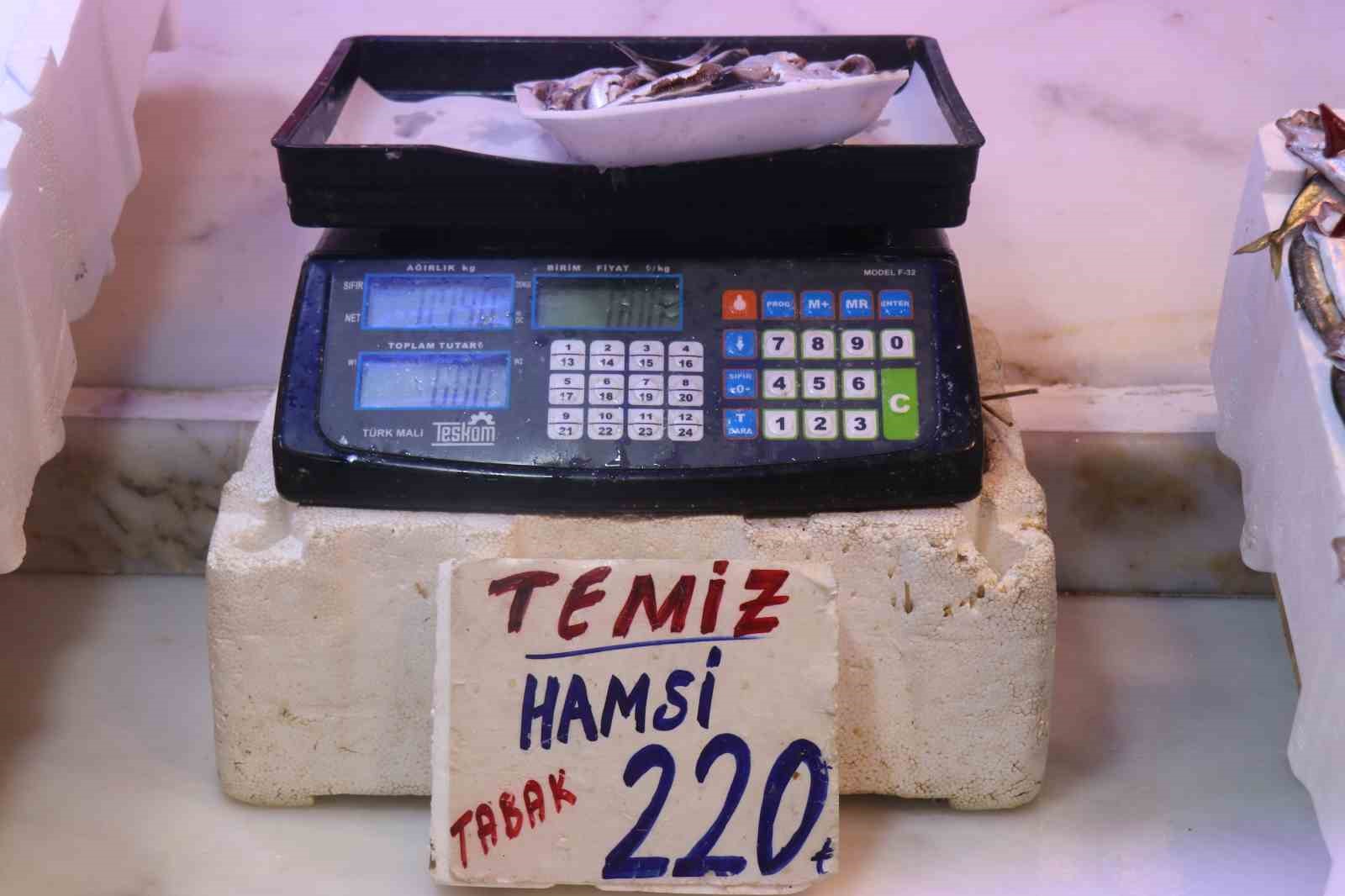 Hamsi tezgahlardaki tahtına yeniden oturdu
