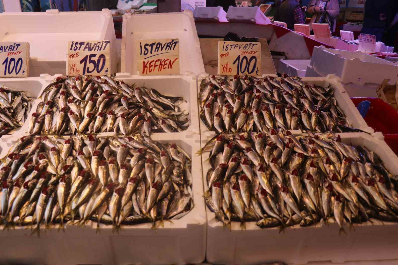 Hamsi tezgahlardaki tahtına yeniden oturdu
