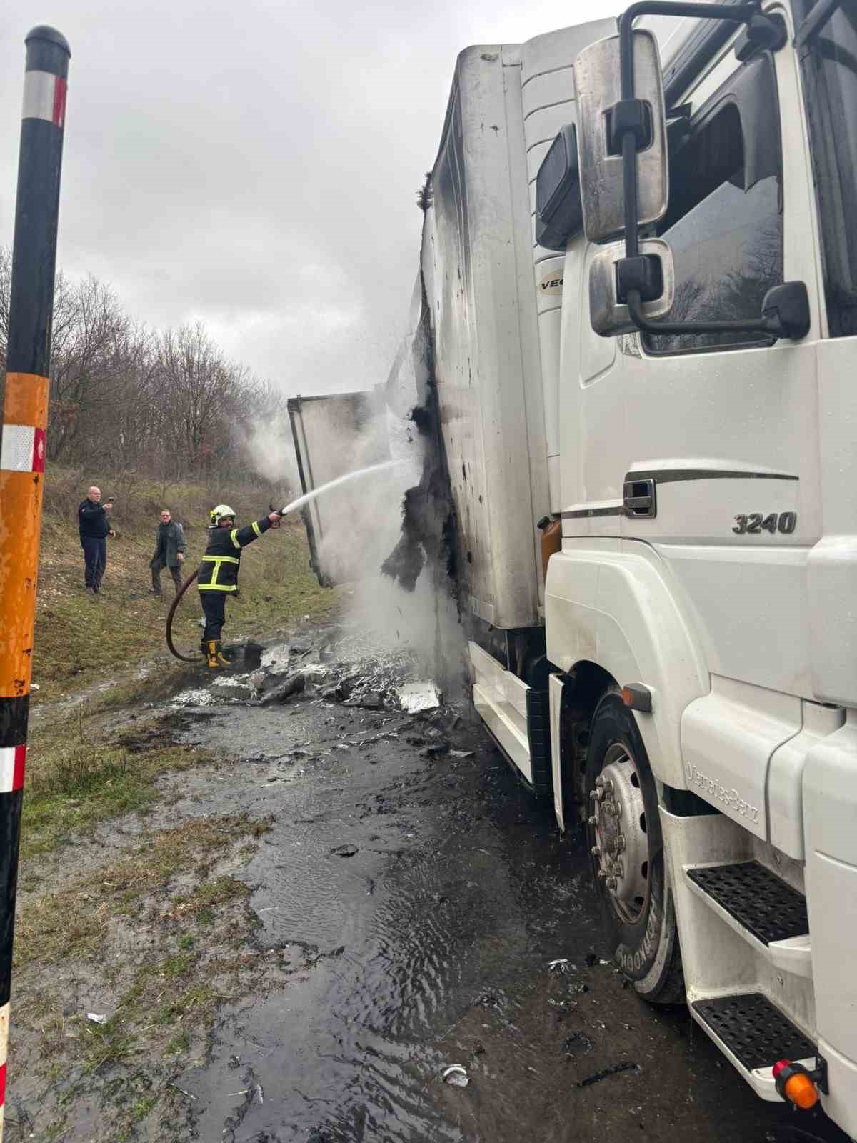 Hamsi yüklü tır alevlere teslim oldu: Dorse kullanılamaz hale geldi
