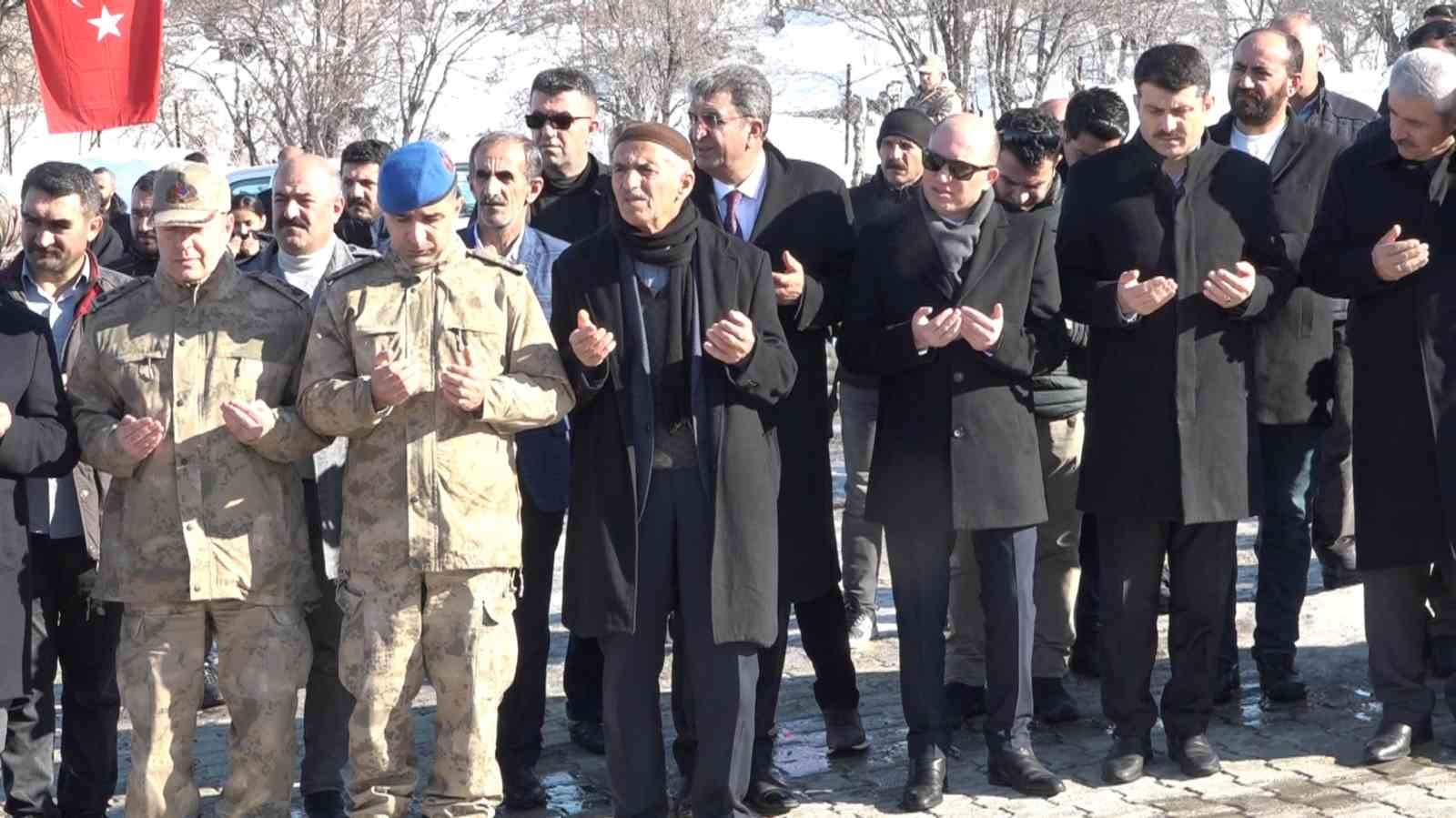 Hamzalı’nın 31 yıllık acısı: 23 şehit dualarla anıldı
Hamzalı’nın 31 yıllık acısı: 23 şehit dualarla anıldı