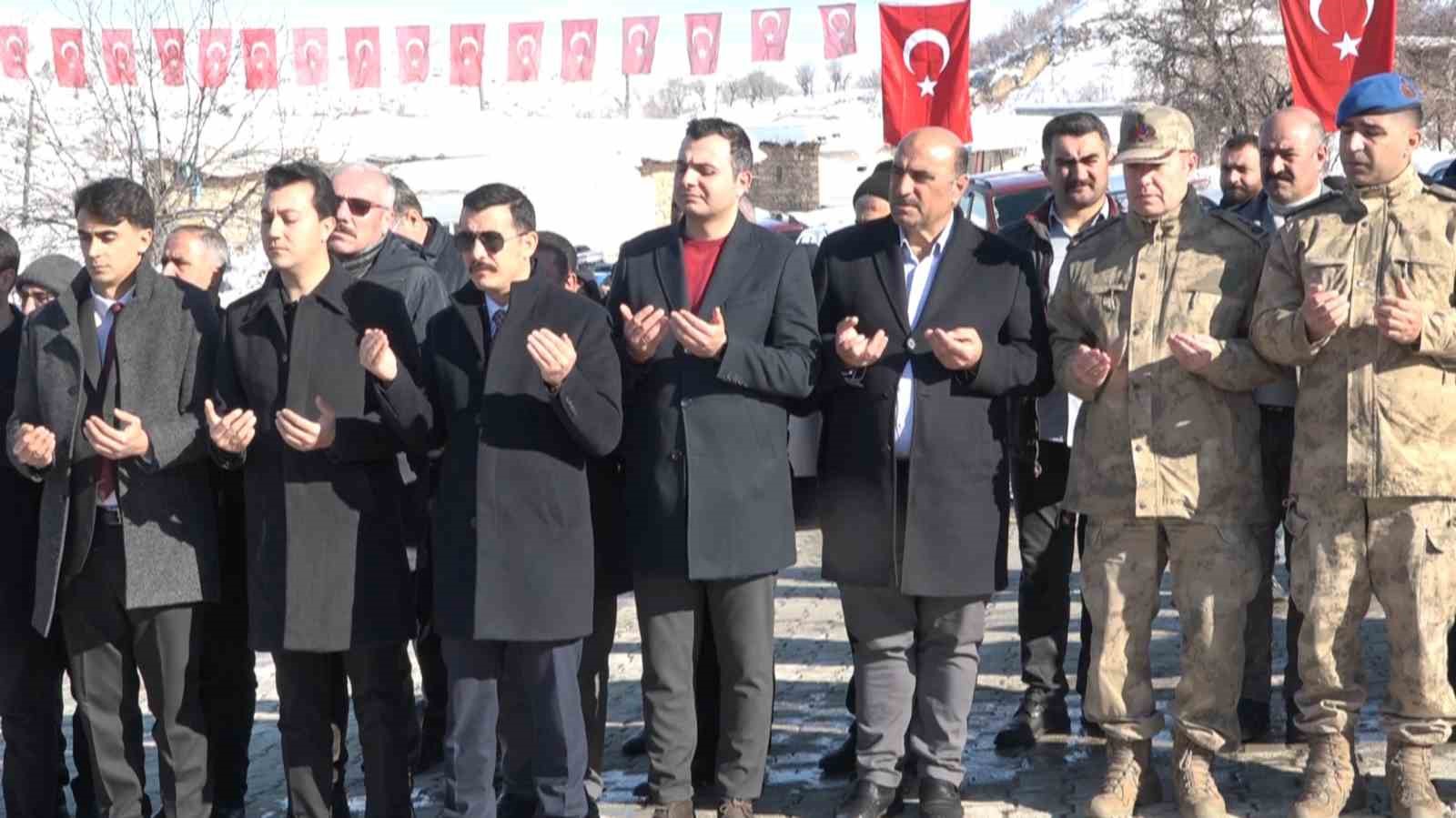 Hamzalı’nın 31 yıllık acısı: 23 şehit dualarla anıldı
Hamzalı’nın 31 yıllık acısı: 23 şehit dualarla anıldı