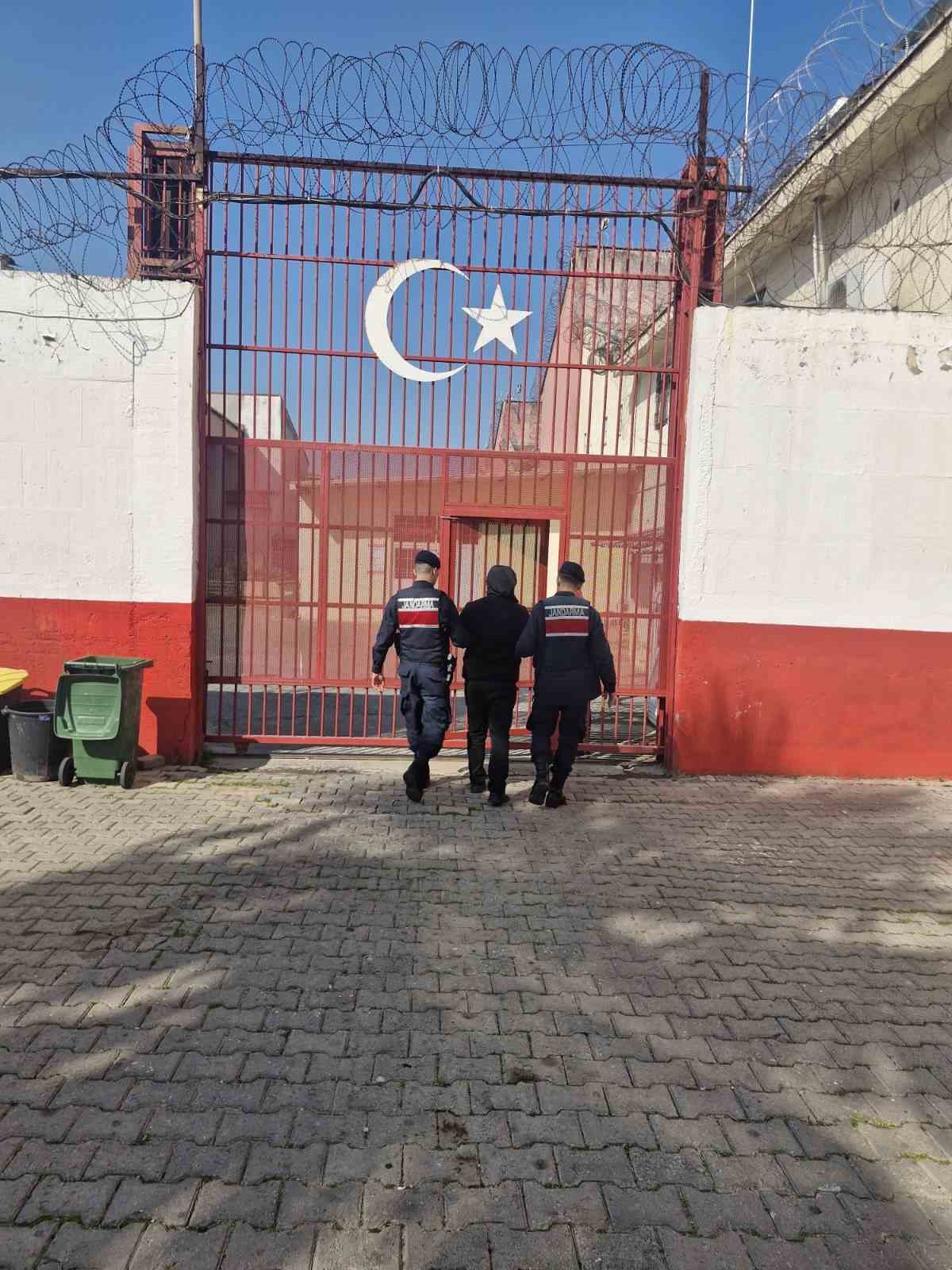 Hapis cezasıyla aranıyordu jandarmadan kaçamadı
