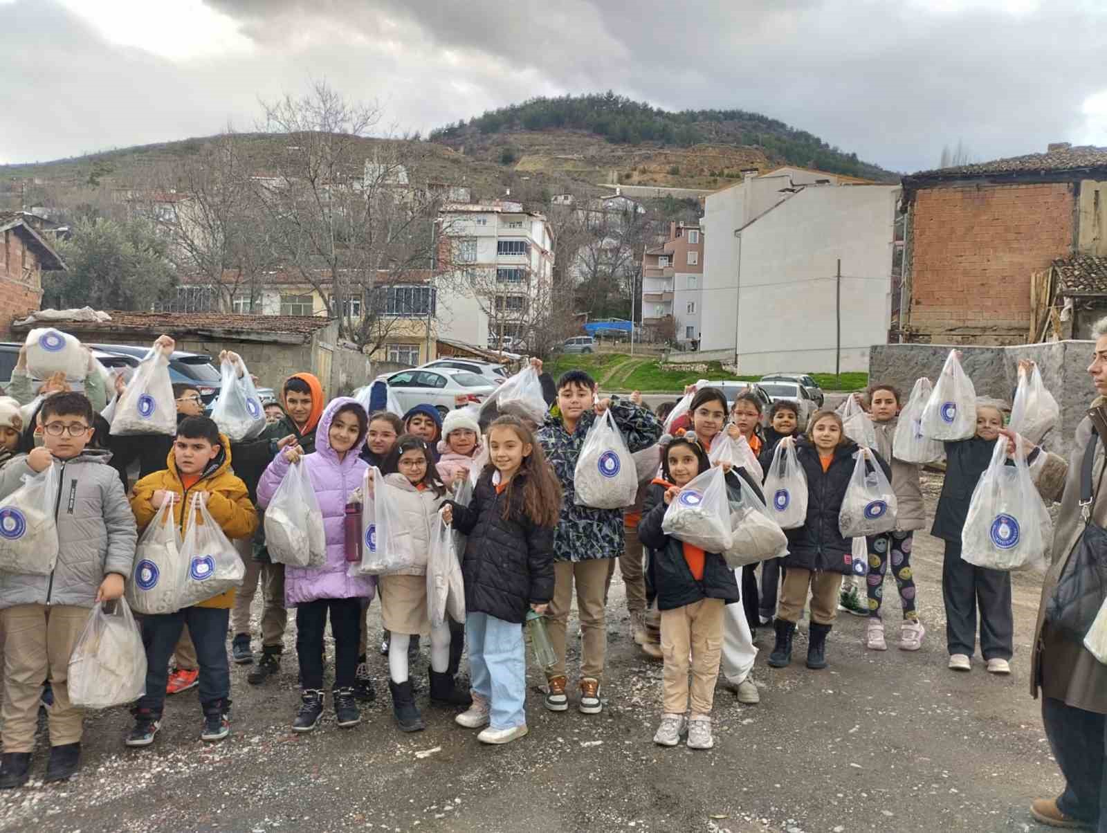 Harçlıklarını biriktirip yaşlıların gönüllerini ısıttılar
