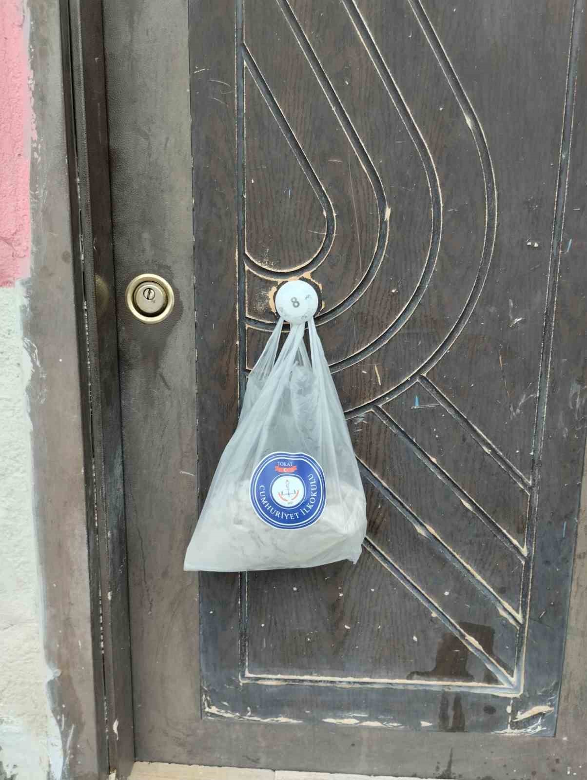 Harçlıklarını biriktirip yaşlıların gönüllerini ısıttılar
