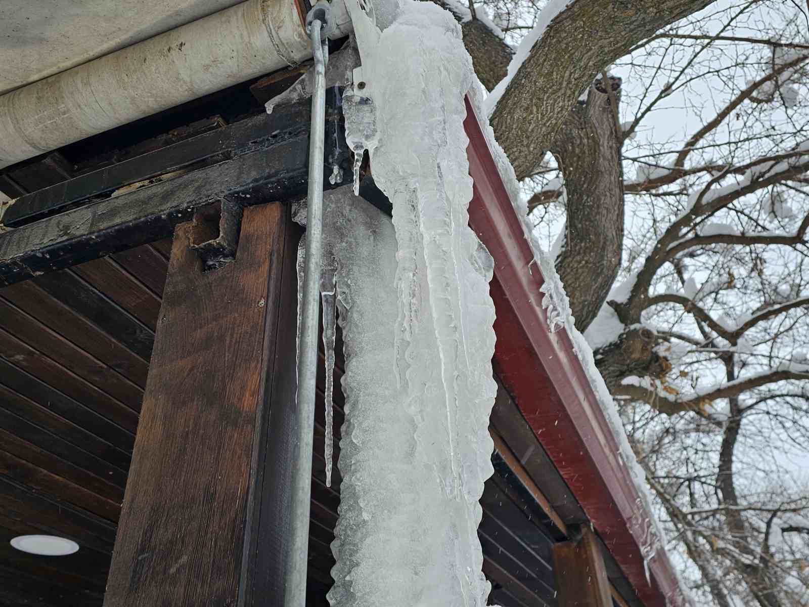 Harput’ta dondurucu soğuklar: Çatılarda metrelerce buz sarkıtları oluştu
