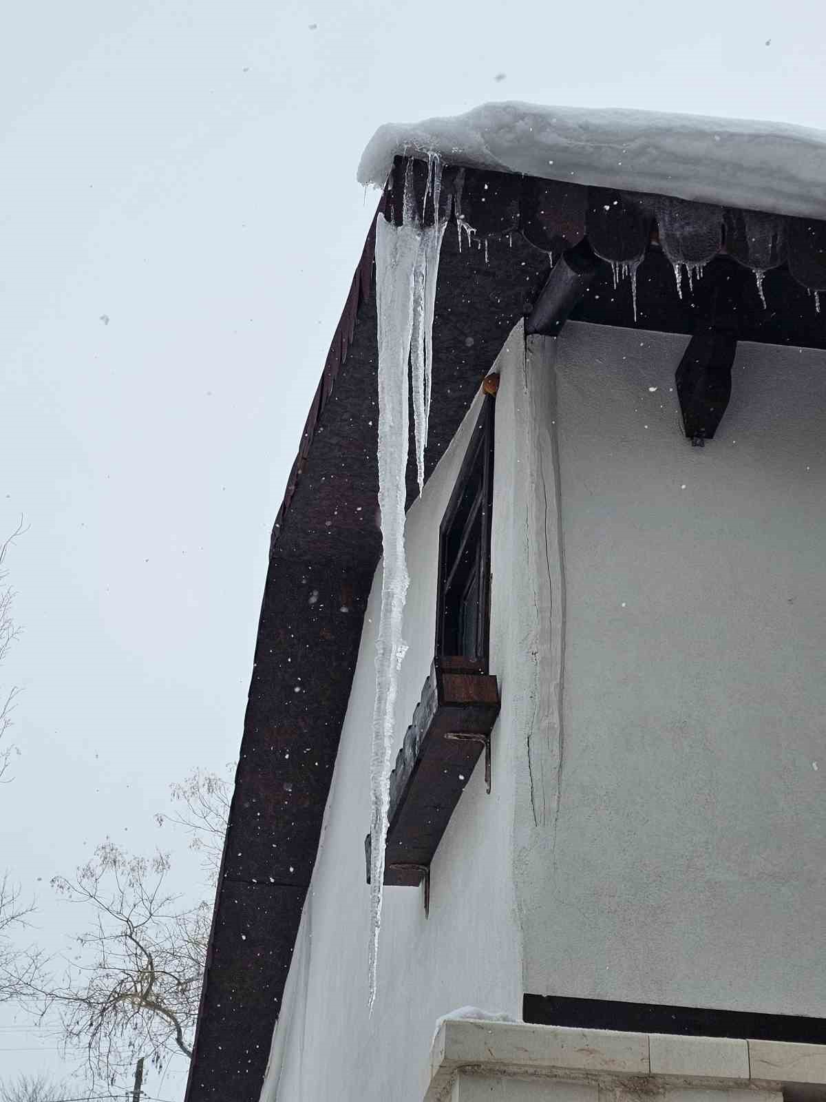 Harput’ta dondurucu soğuklar: Çatılarda metrelerce buz sarkıtları oluştu
