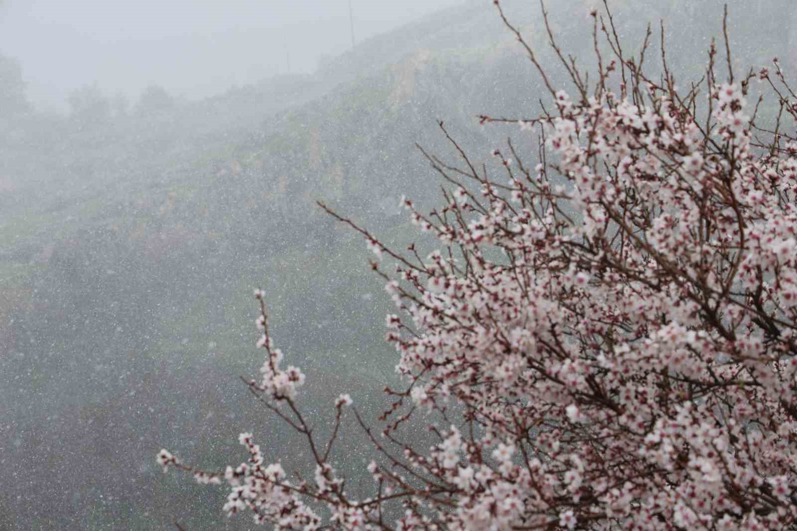 Harput’ta kar yağışı etkisini artırdı, tarihi mekanlar beyaza büründü

