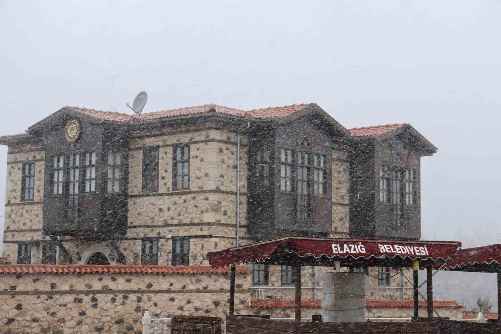 Harput’ta kar yağışı etkisini artırdı, tarihi mekanlar beyaza büründü
