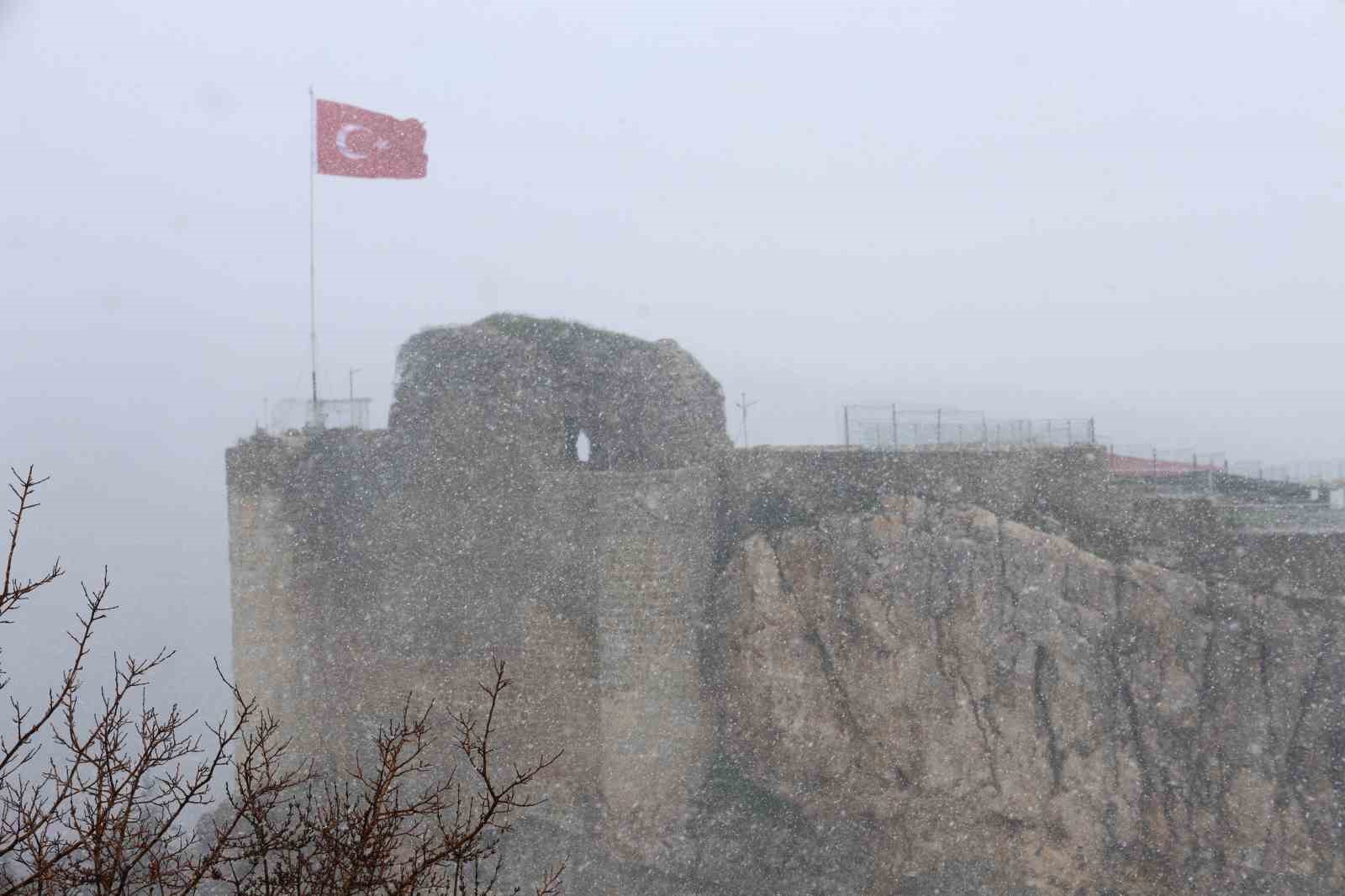 Harput’ta kar yağışı etkisini artırdı, tarihi mekanlar beyaza büründü
