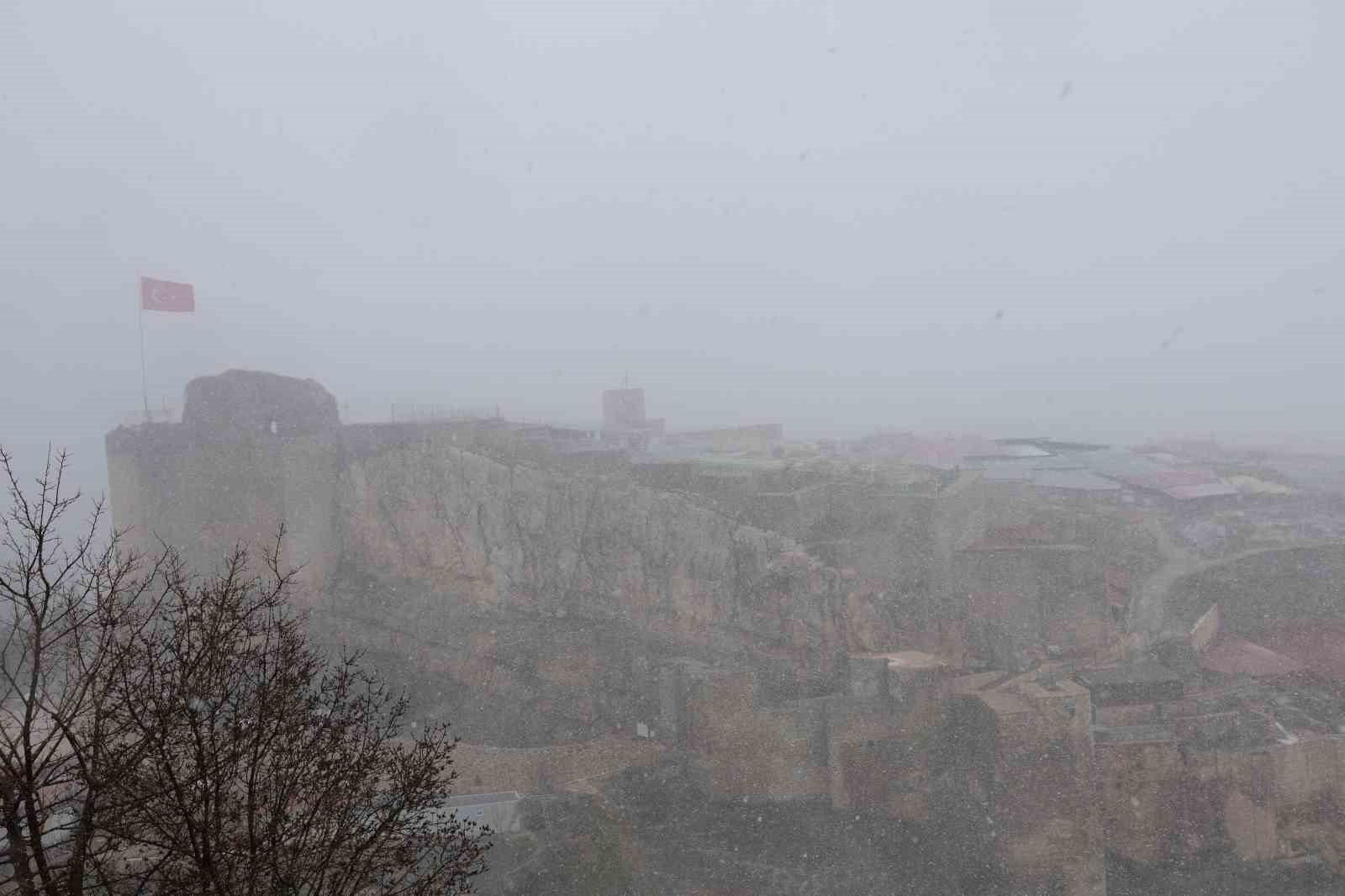 Harput’ta kar yağışı etkisini artırdı, tarihi mekanlar beyaza büründü
