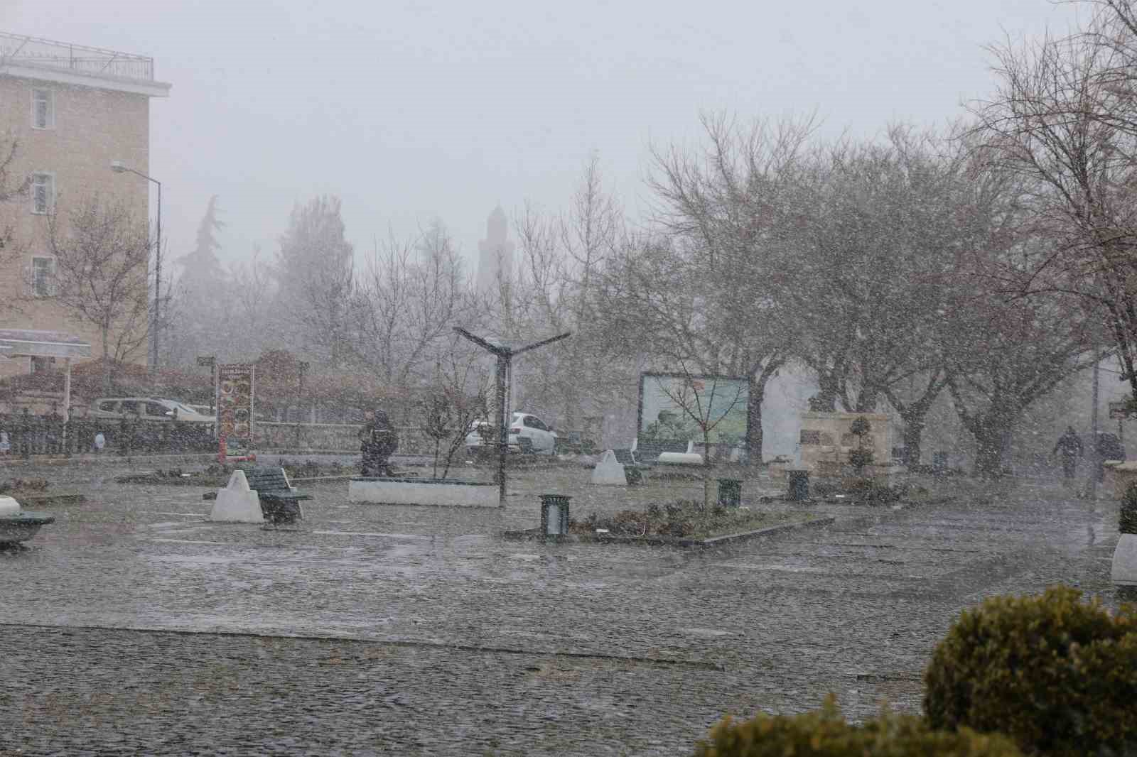 Harput’ta kar yağışı etkisini artırdı, tarihi mekanlar beyaza büründü
