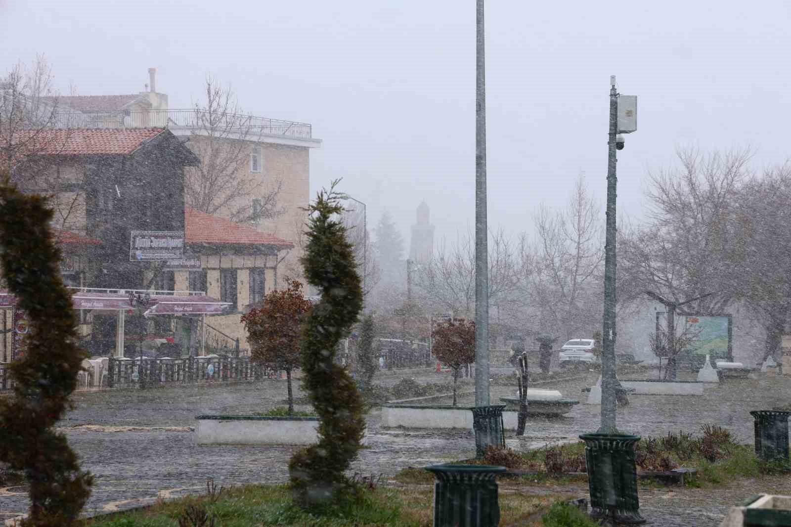 Harput’ta kar yağışı etkisini artırdı, tarihi mekanlar beyaza büründü
