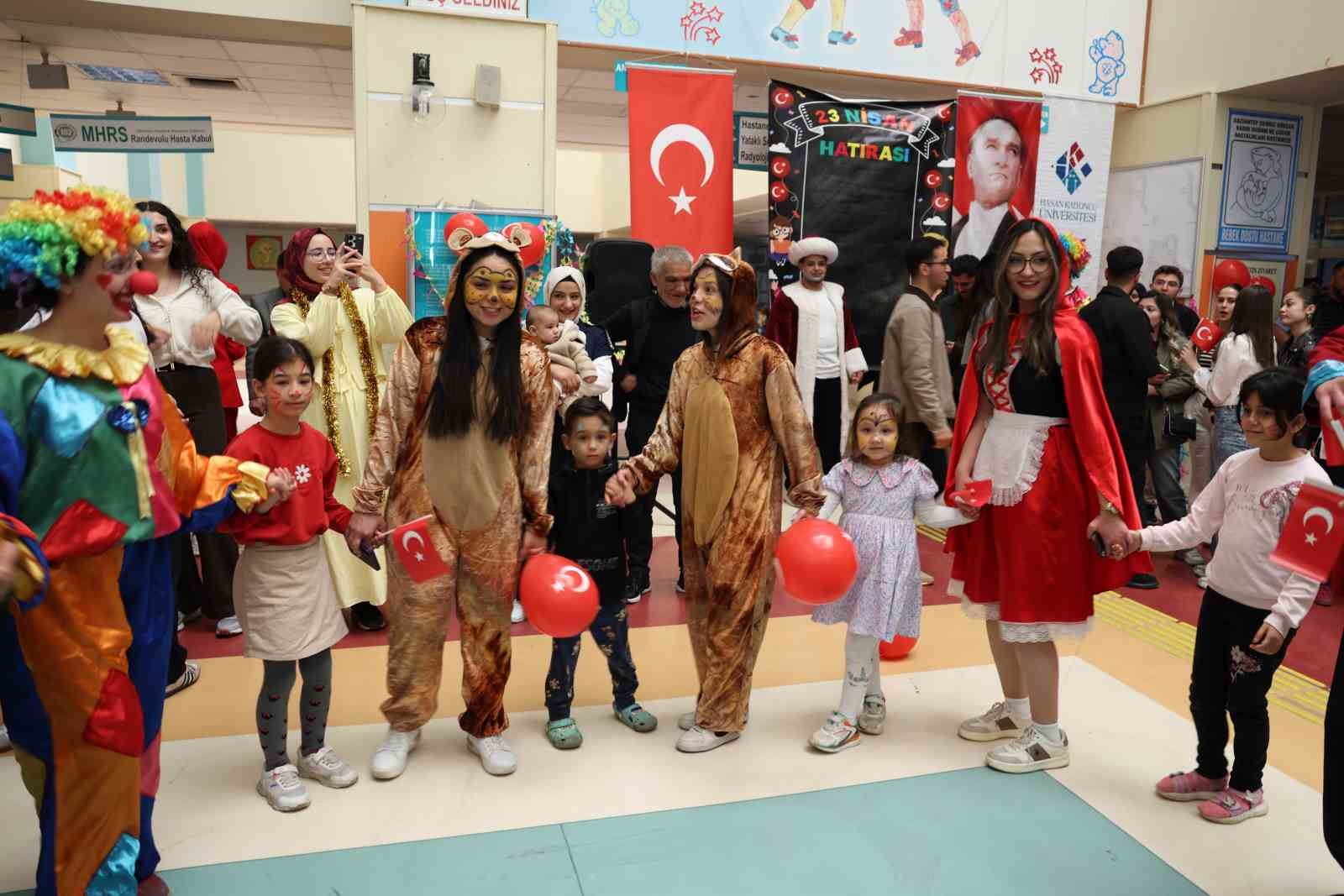 Hasan Kalyoncu Üniversitesi Hemşirelik Bölümü öğrencilerinden çocuklara bayram hediyesi
