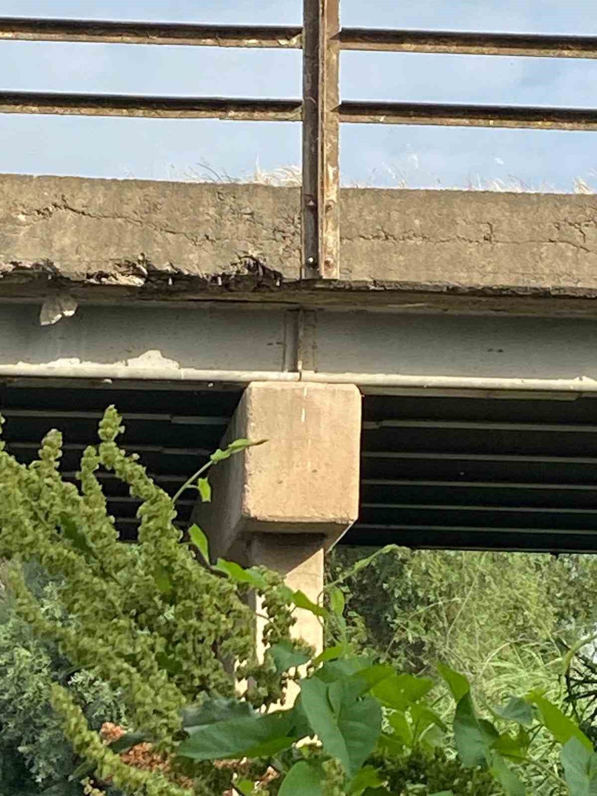 Hasar gören ve beşik gibi sallanan köprü yıkılıyor
