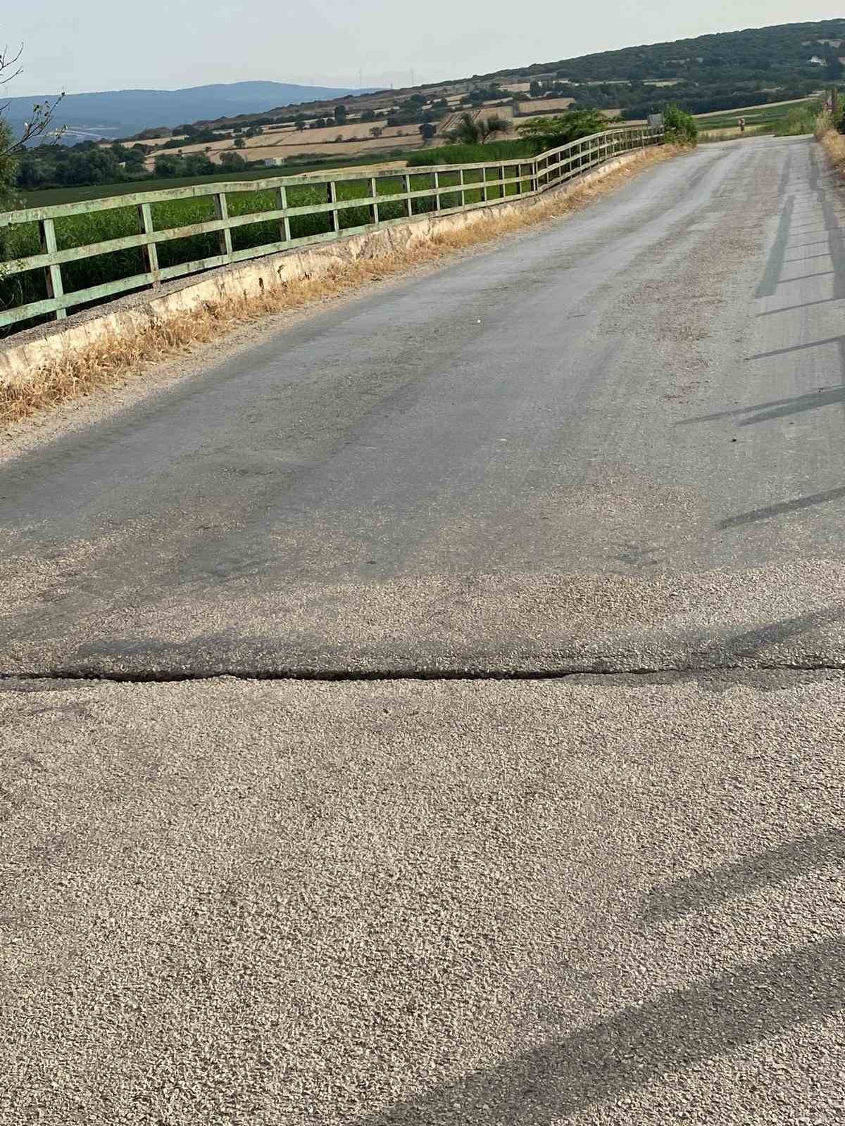 Hasar gören ve beşik gibi sallanan köprü yıkılıyor
