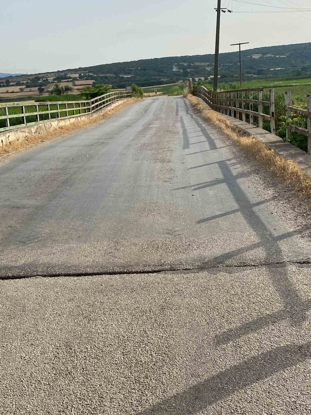Hasar gören ve beşik gibi sallanan köprü yıkılıyor
