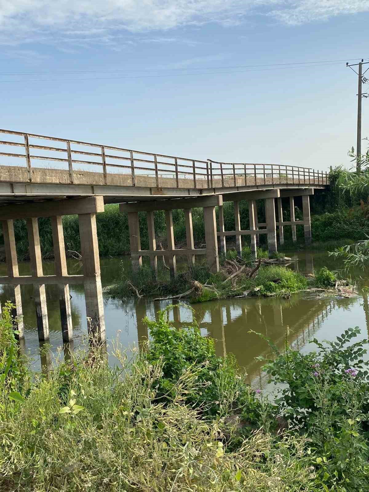 Hasar gören ve beşik gibi sallanan köprü yıkılıyor
