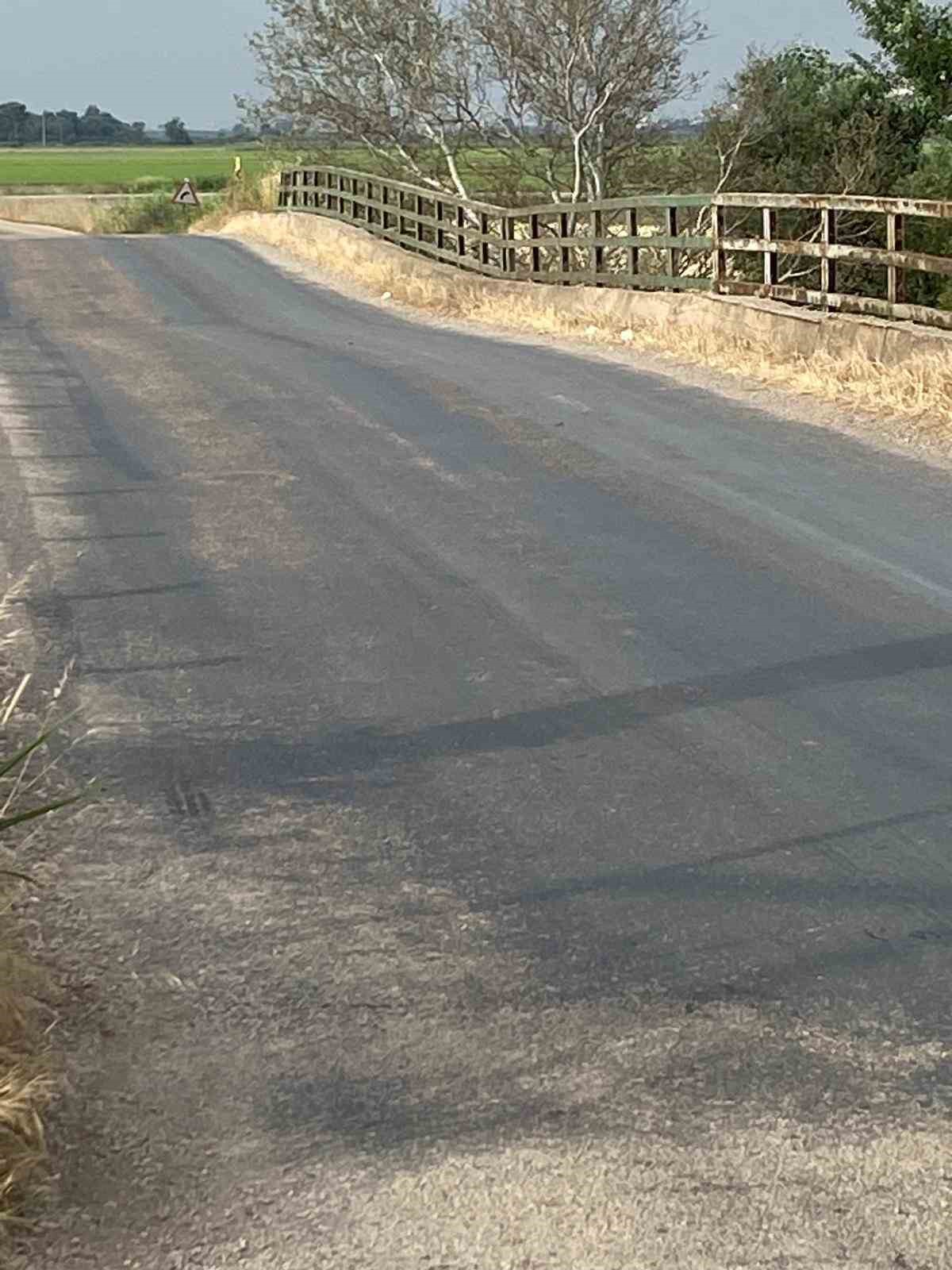 Hasar gören ve beşik gibi sallanan köprü yıkılıyor

