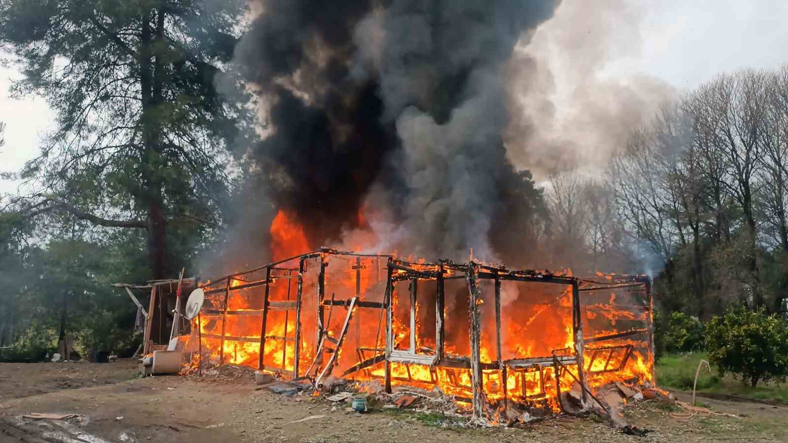 Hasır ev alevlere teslim oldu
