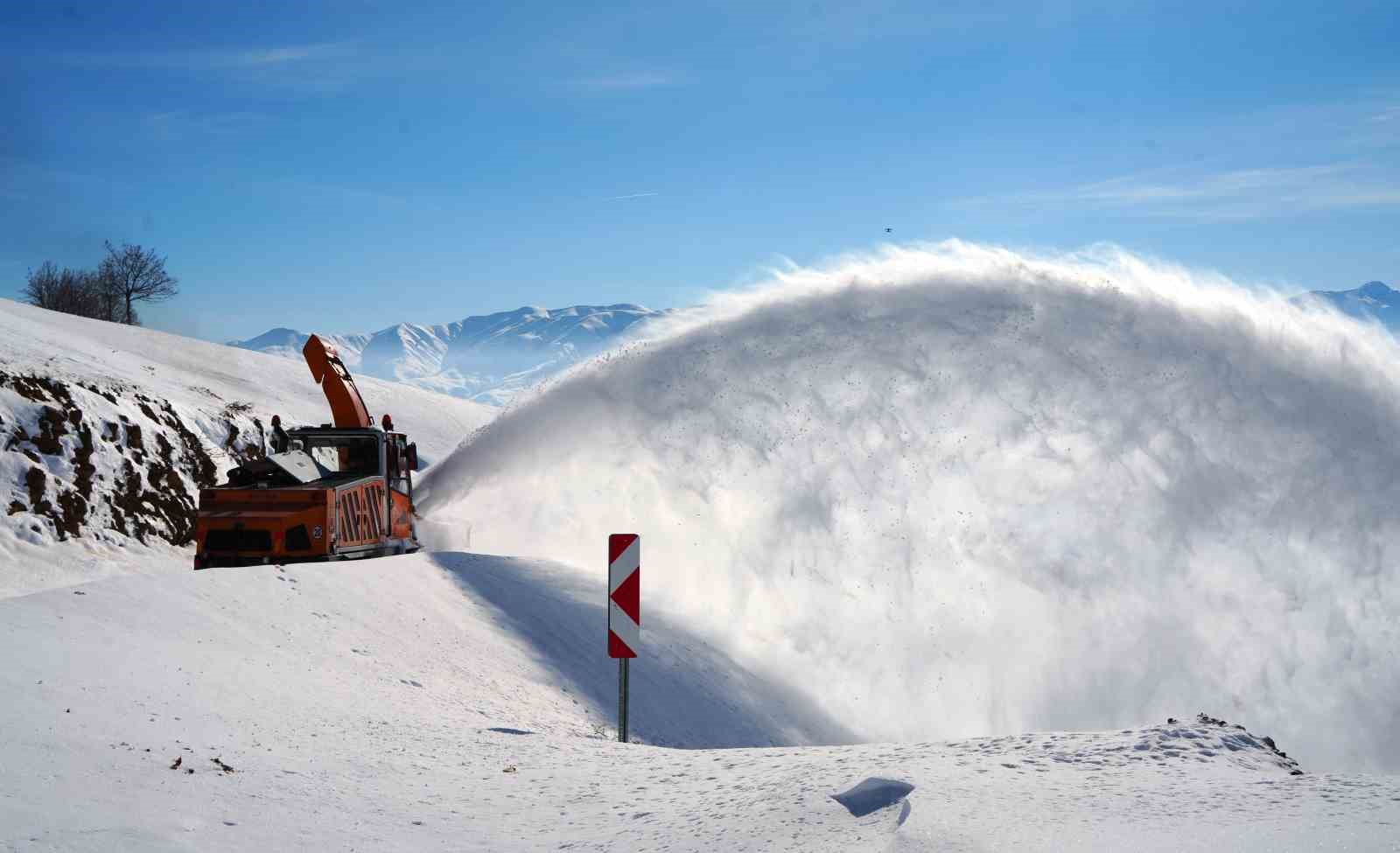 Hasköy-Mutki güvenlik yolunda çığ riskine rağmen karla mücadele sürüyor
