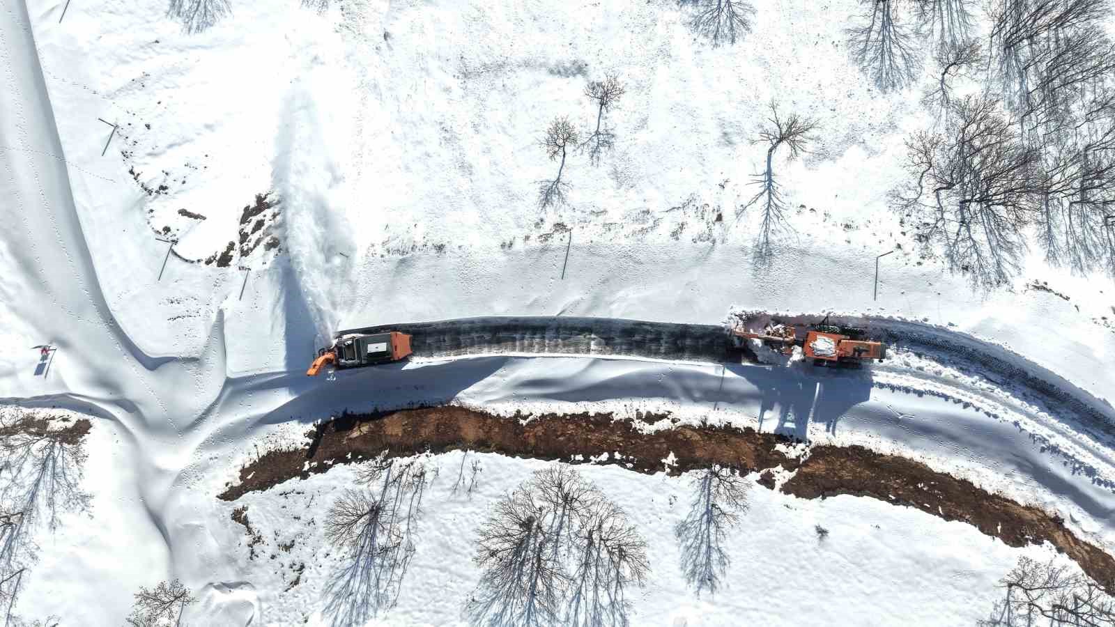 Hasköy-Mutki güvenlik yolunda çığ riskine rağmen karla mücadele sürüyor
