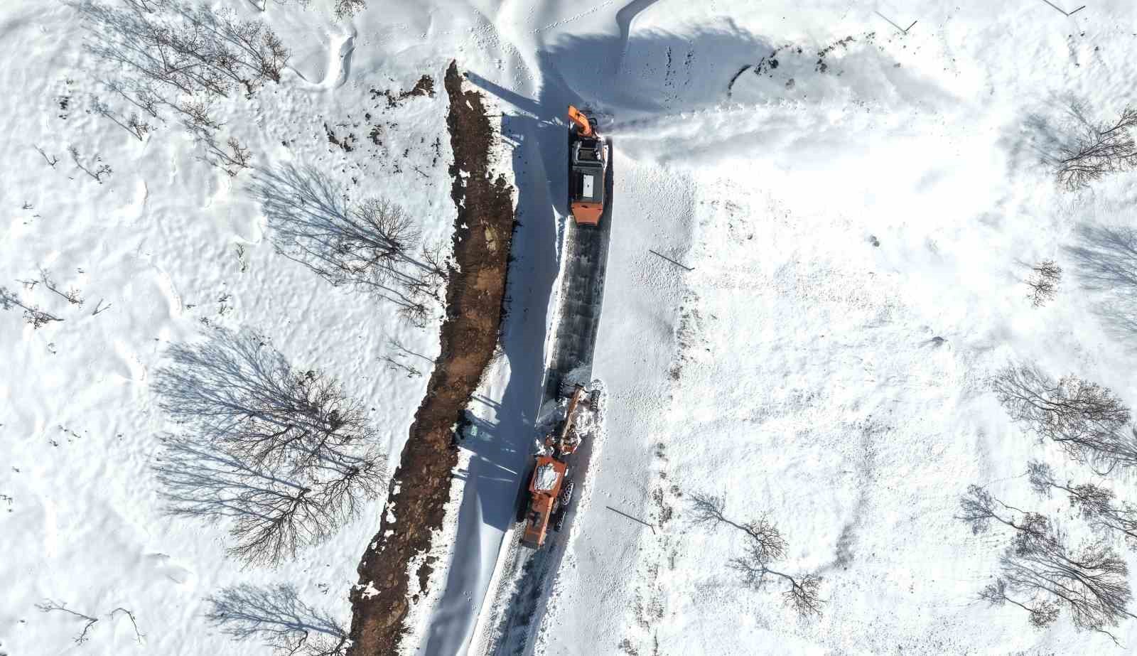 Hasköy-Mutki güvenlik yolunda çığ riskine rağmen karla mücadele sürüyor
