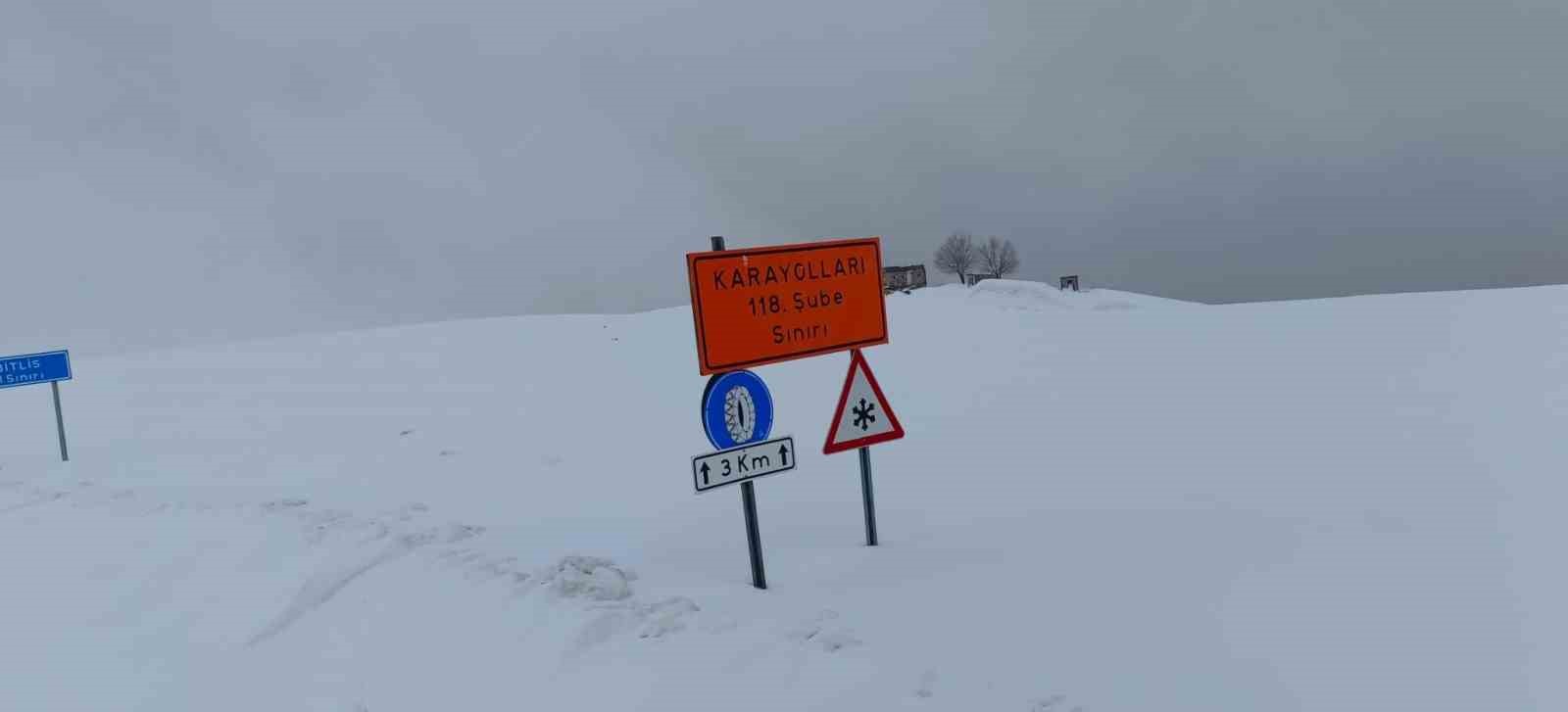 Hasköy-Mutki yolu kar ve tipi nedeniyle ulaşıma kapatıldı
