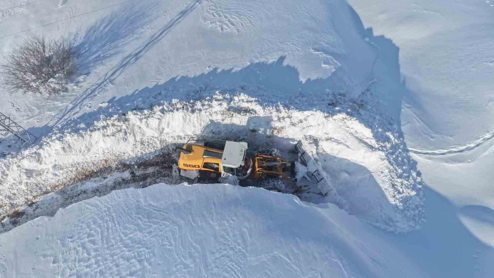 Hasköy-Mutki yolu kar ve tipi nedeniyle ulaşıma kapatıldı
