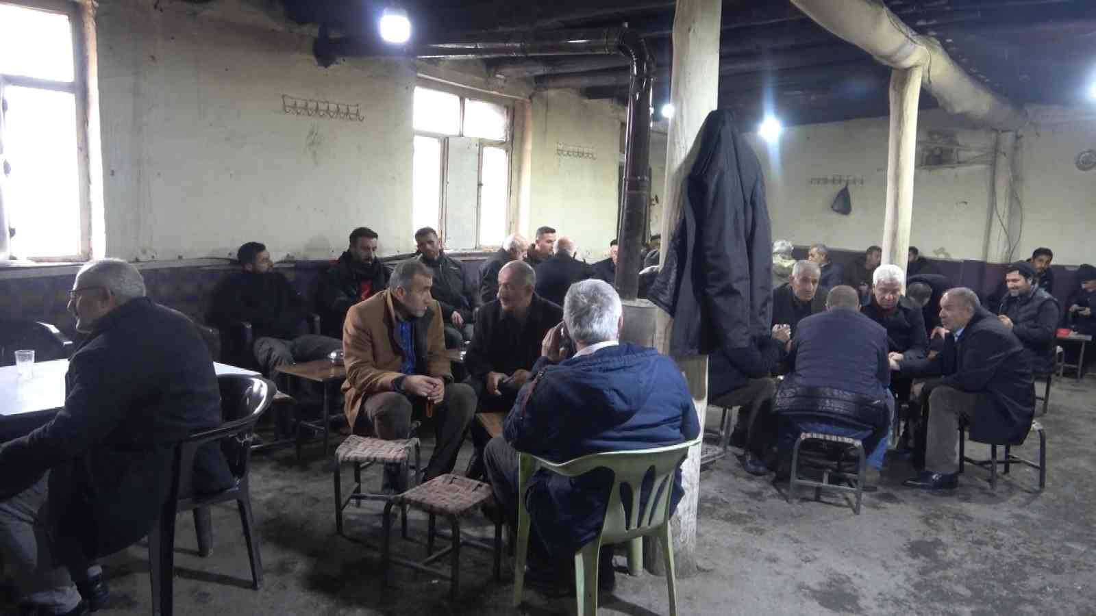 Hasköy’de 40 yıllık çay evi: Kağıt oyunu yok, satranç var
