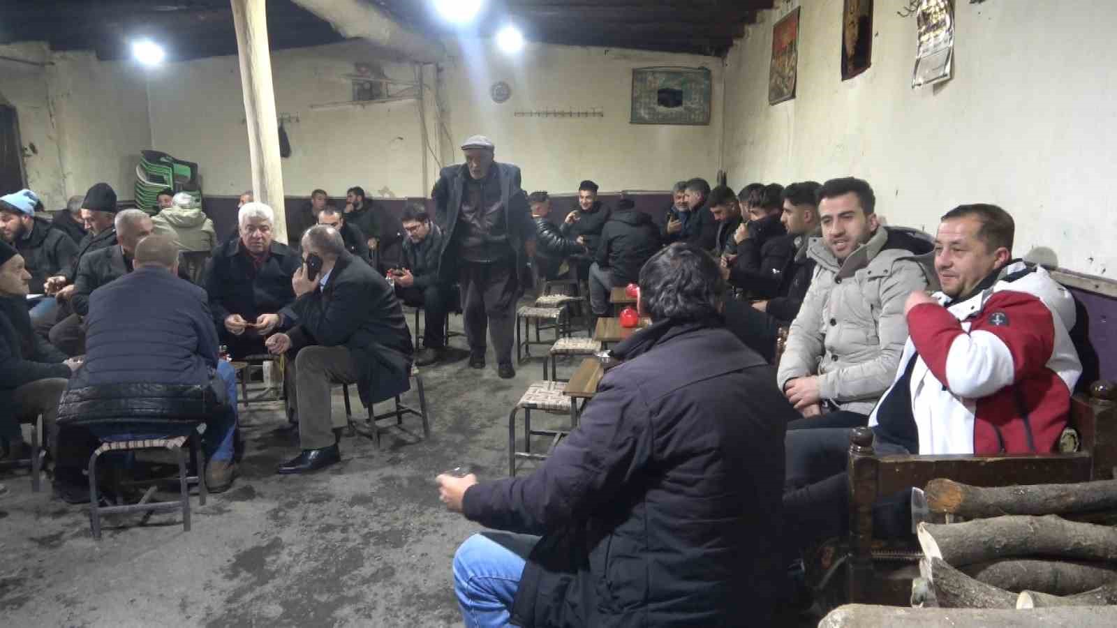 Hasköy’de 40 yıllık çay evi: Kağıt oyunu yok, satranç var
