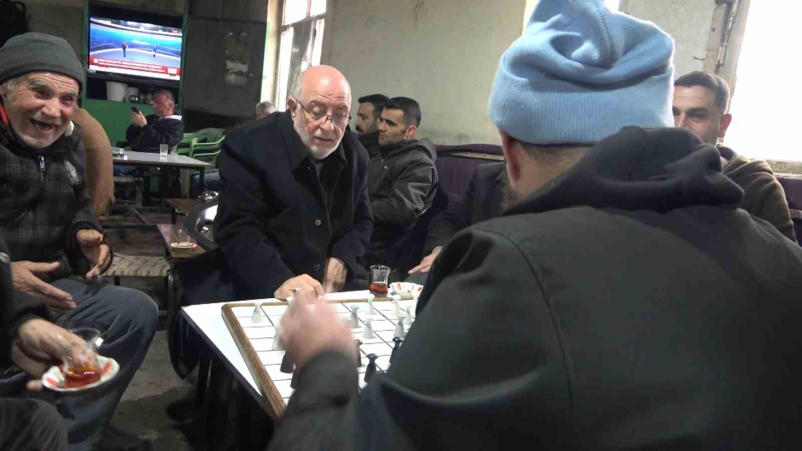 Hasköy’de 40 yıllık çay evi: Kağıt oyunu yok, satranç var
