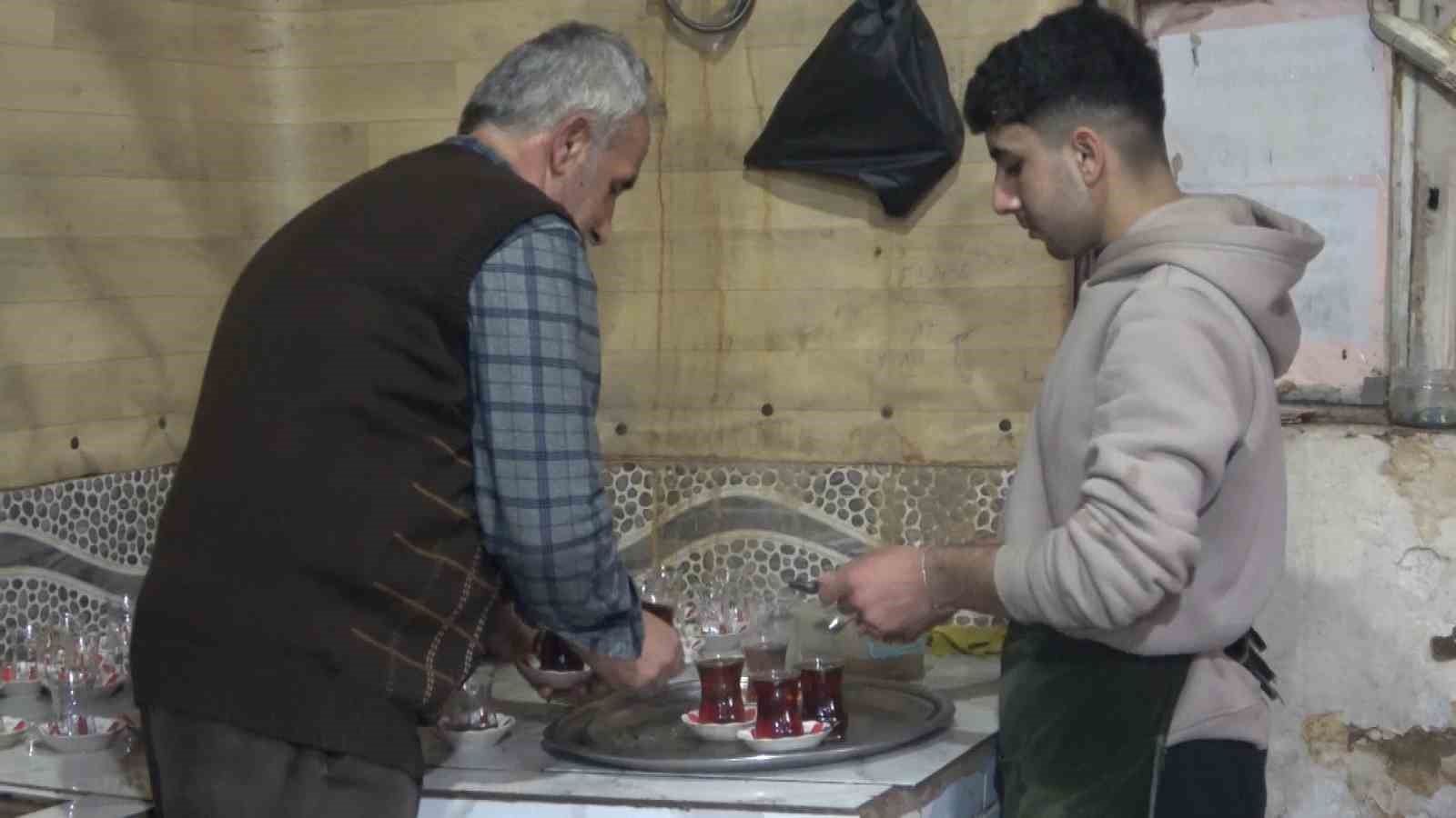 Hasköy’de 40 yıllık çay evi: Kağıt oyunu yok, satranç var
