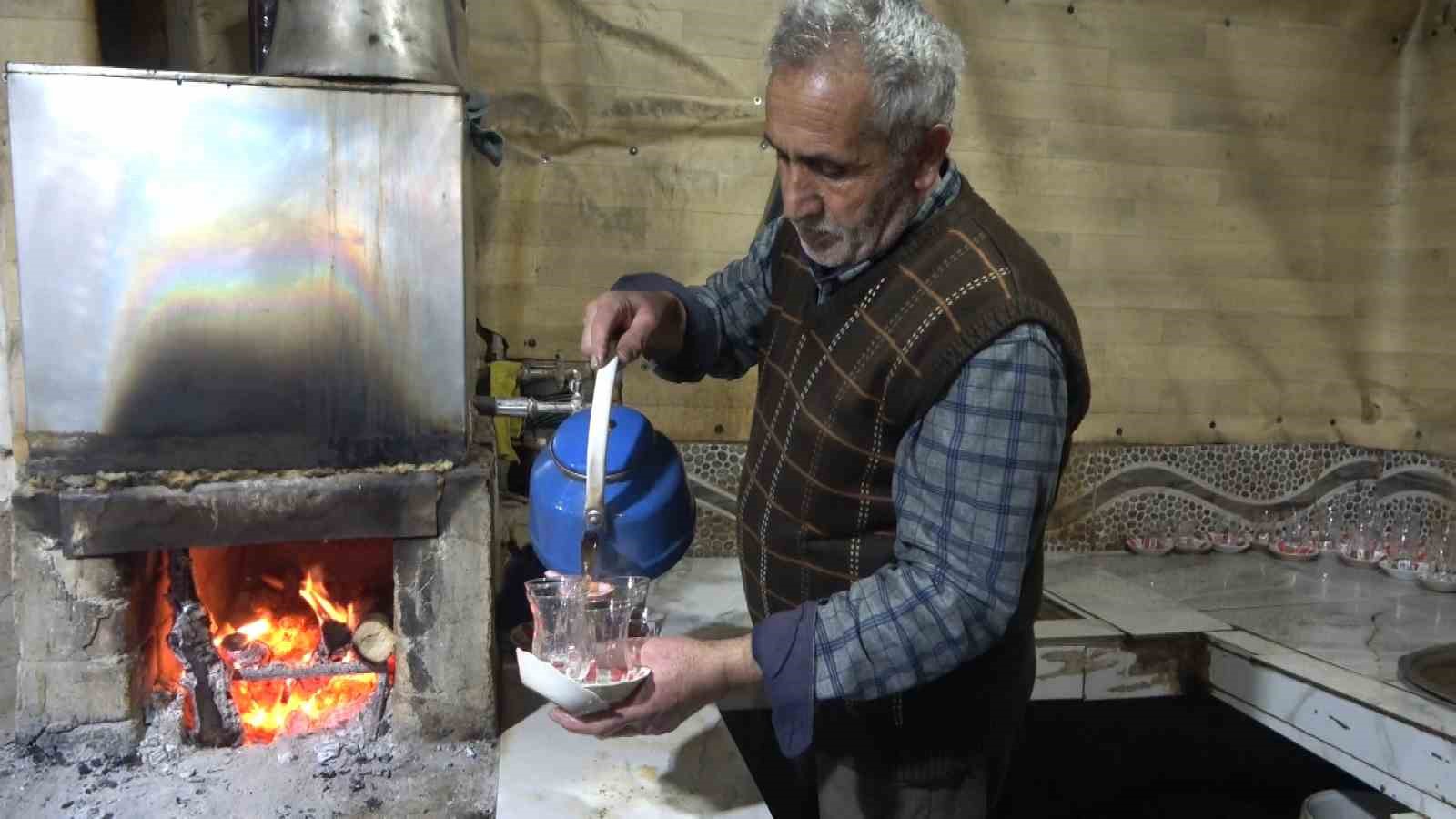 Hasköy’de 40 yıllık çay evi: Kağıt oyunu yok, satranç var
