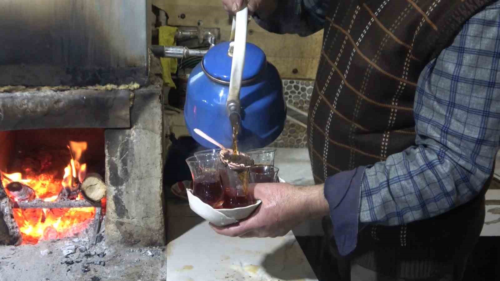 Hasköy’de 40 yıllık çay evi: Kağıt oyunu yok, satranç var
