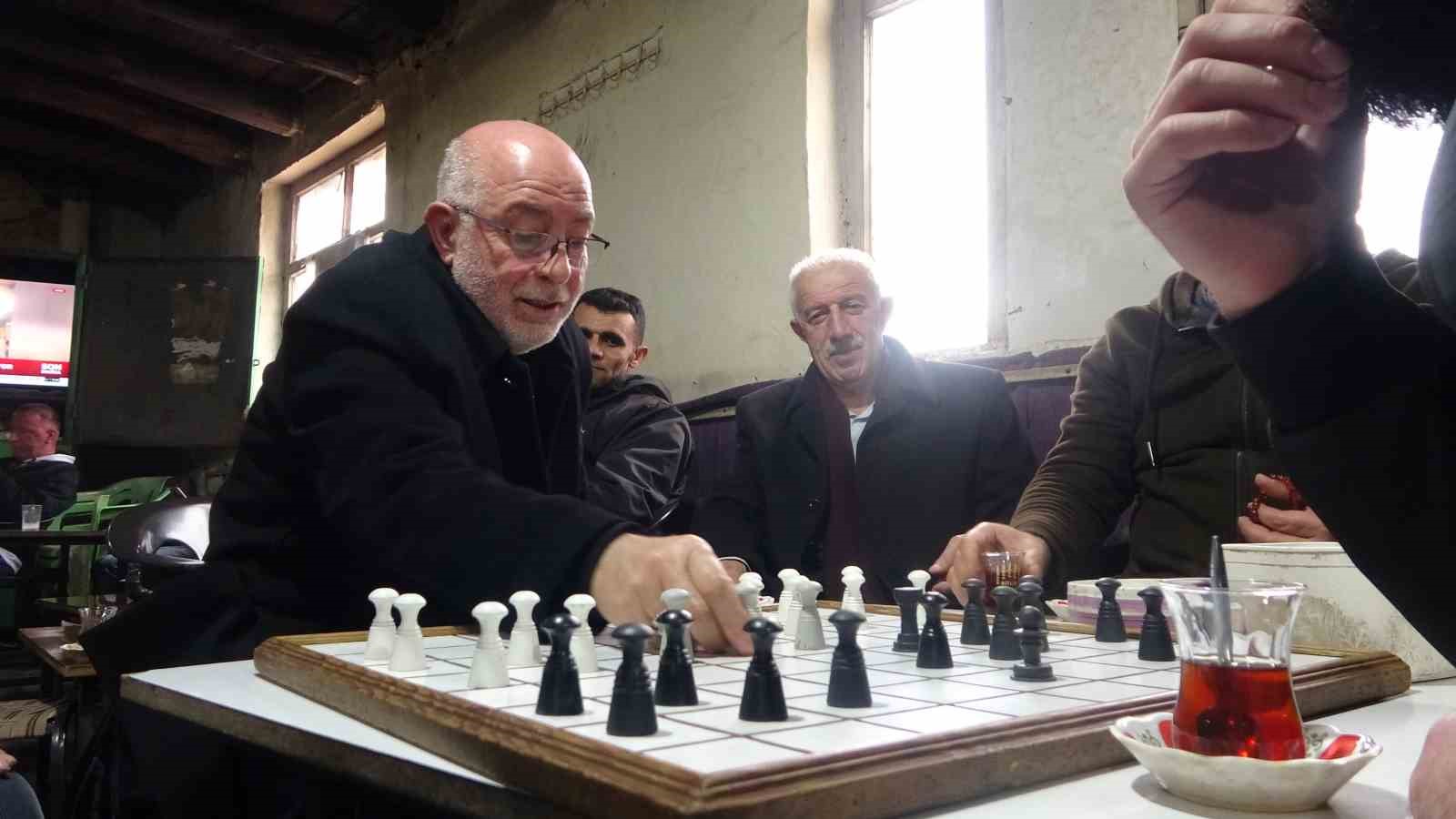 Hasköy’de 40 yıllık çay evi: Kağıt oyunu yok, satranç var
