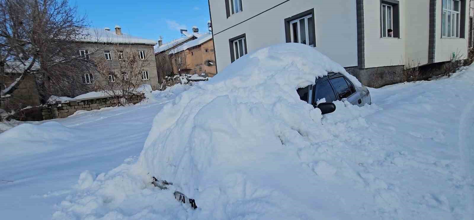 Hasköy’de araçlar kar altında kayboldu
