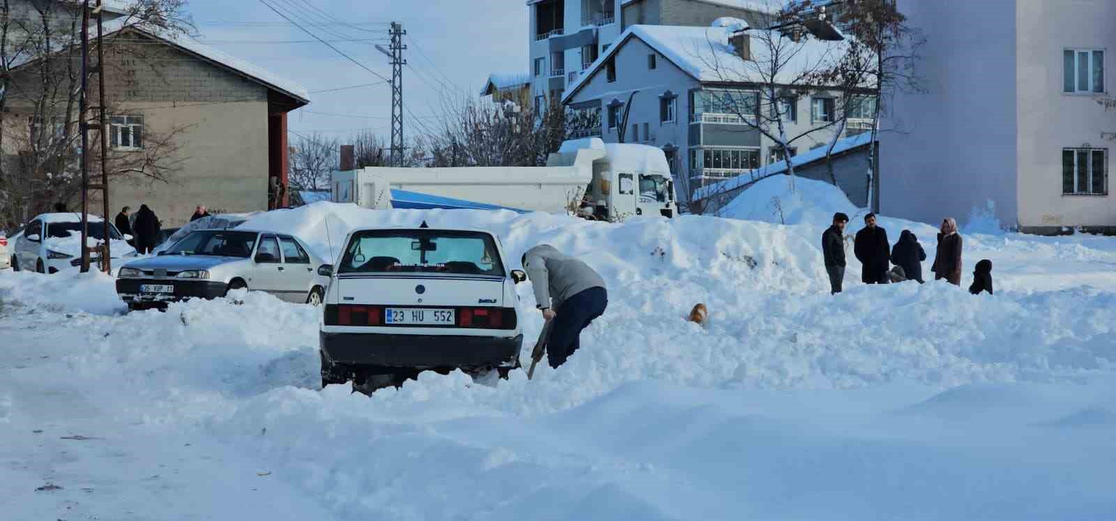 Hasköy’de araçlar kar altında kayboldu
