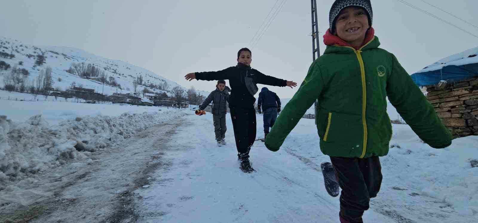 Hasköy’de çocuklar karın keyfini kayarak çıkardı
