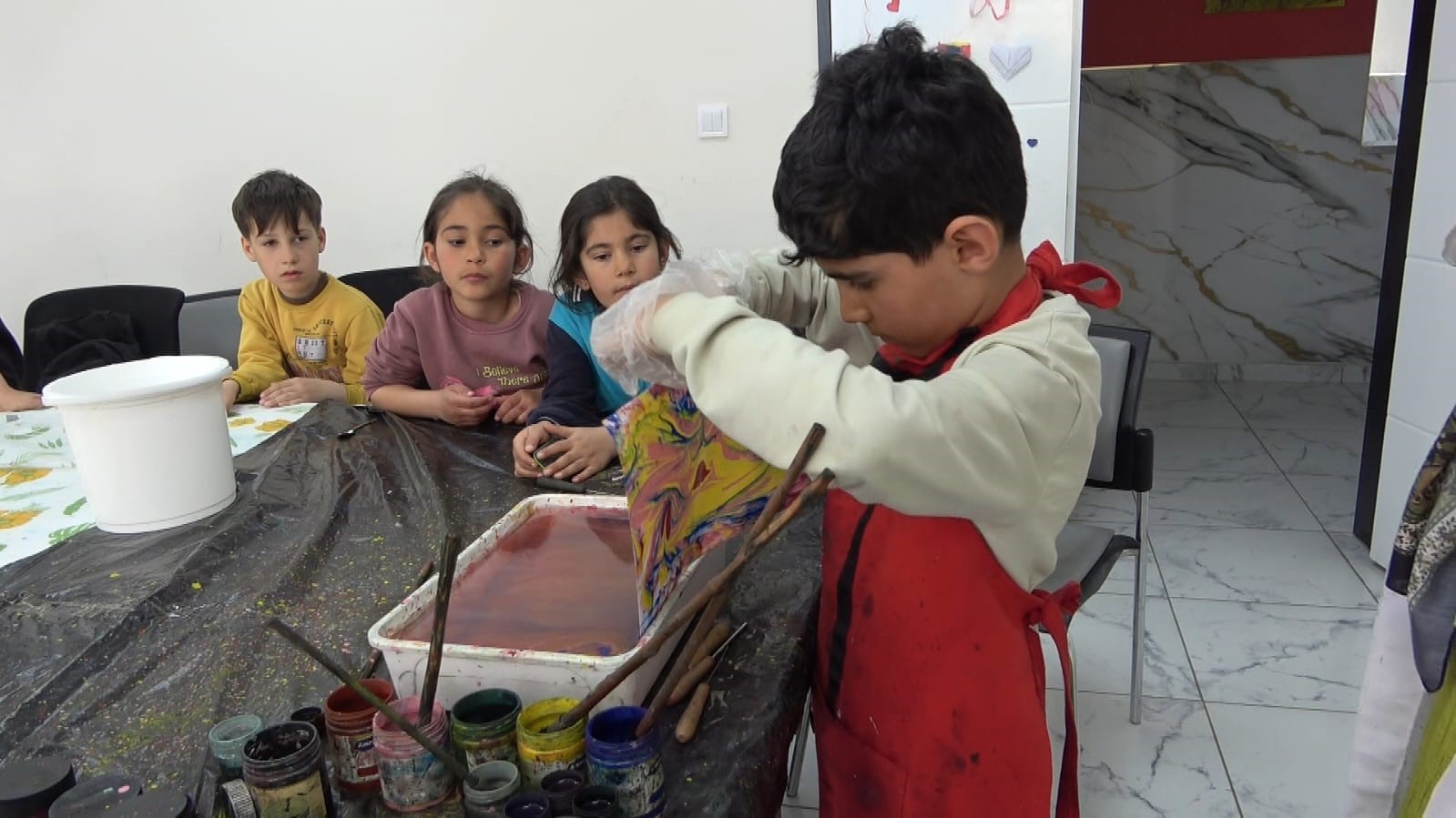 Hasköy’de ebru sanatına yoğun ilgi
