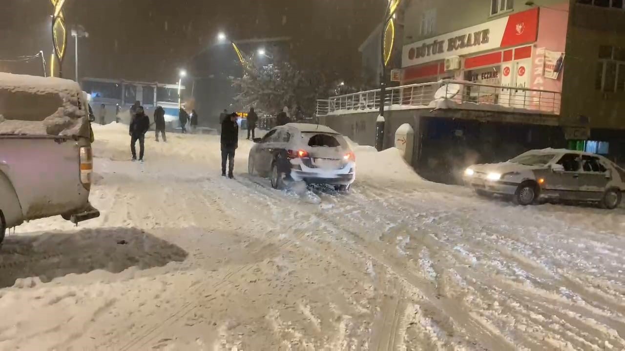 Hasköy’de karda kayan araçlar kameraya yansıdı
