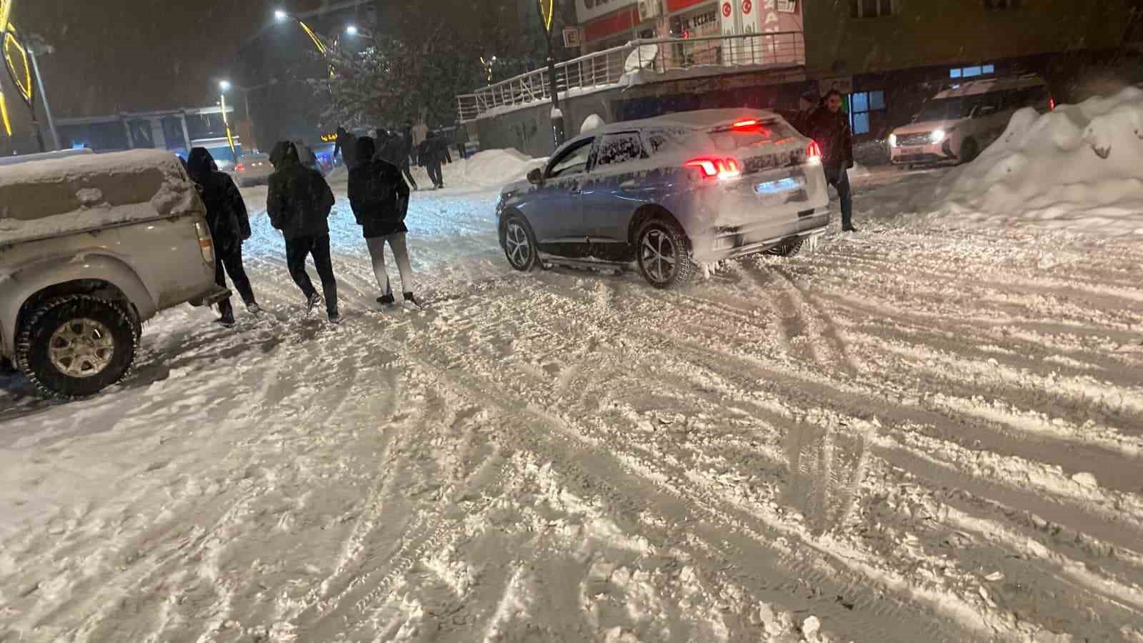 Hasköy’de karda kayan araçlar kameraya yansıdı
